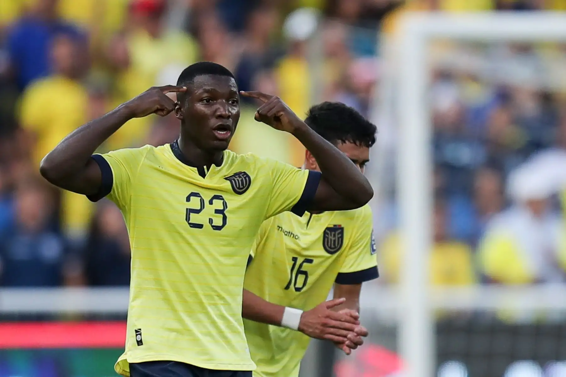 Moisés Caicedo de Ecuador reacciona hoy, en un partido de las Eliminatorias Sudamericanas para la Copa Mundial de Fútbol 2026 entre Ecuador y Uruguay en el estadio Rodrigo Paz Delgado en Quito (Ecuador).
Foto: EFE