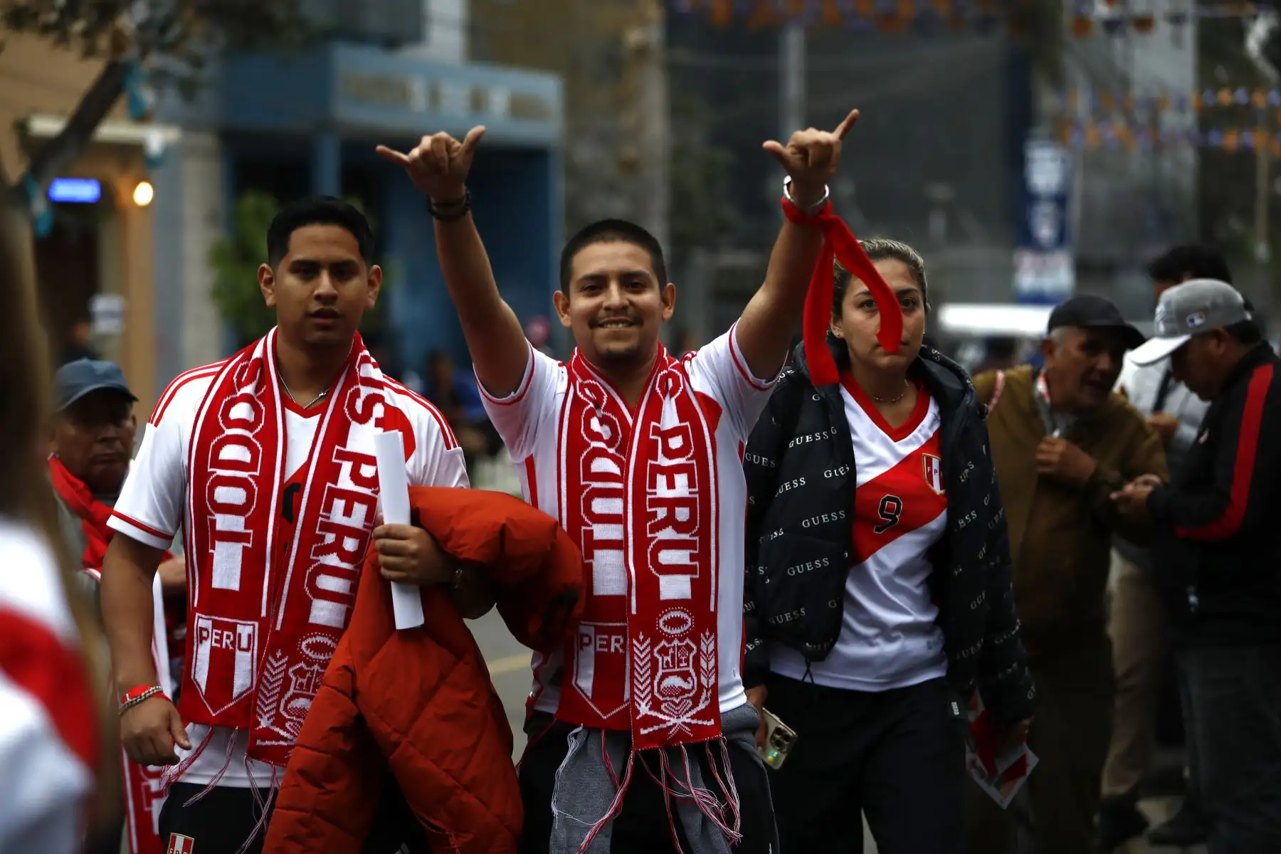 Hinchas de la Selección Peruana de Fútbol llegan hasta el Estadio Nacional para alentar a la blanquirroja ante su encuentro con Brasil por las eliminatorias para el Mundial de Fútbol del 2026. Foto: ANDINA/Daniel Bracamonte