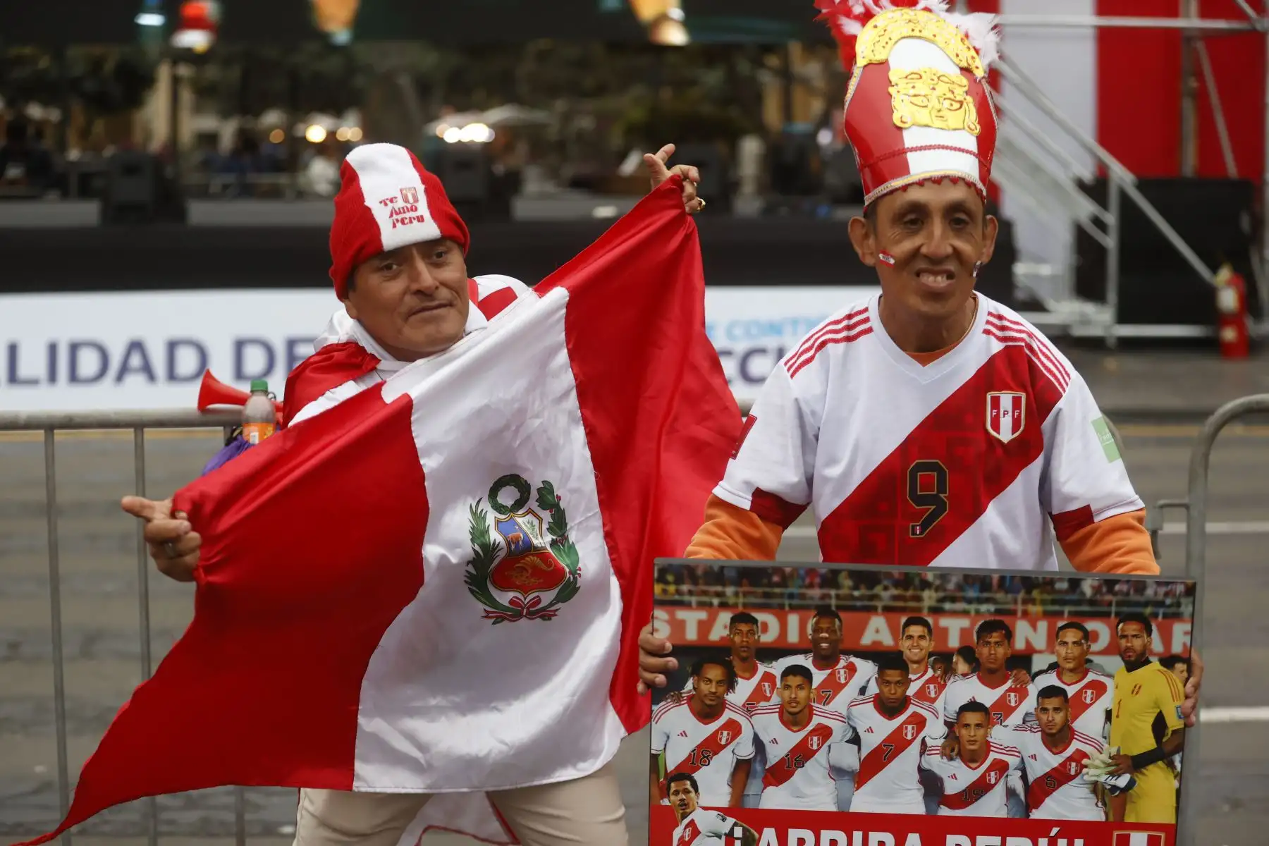 Desde la plaza de Armas, hinchas peruanos alientan a la selección peruana por las eliminatorias 2026. Foto: ANDINA/Vidal Tarqui