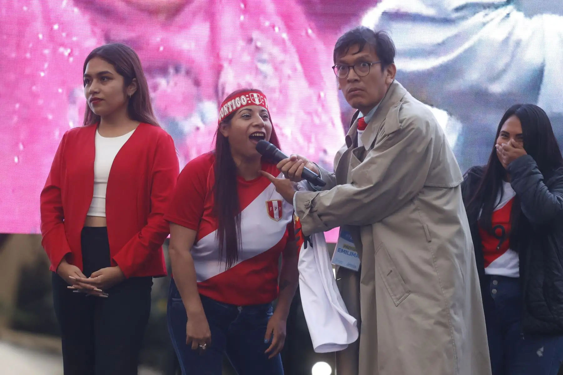 Desde la plaza de Armas, hinchas peruanos alientan a la selección peruana por las eliminatorias 2026. Foto: ANDINA/Vidal Tarqui