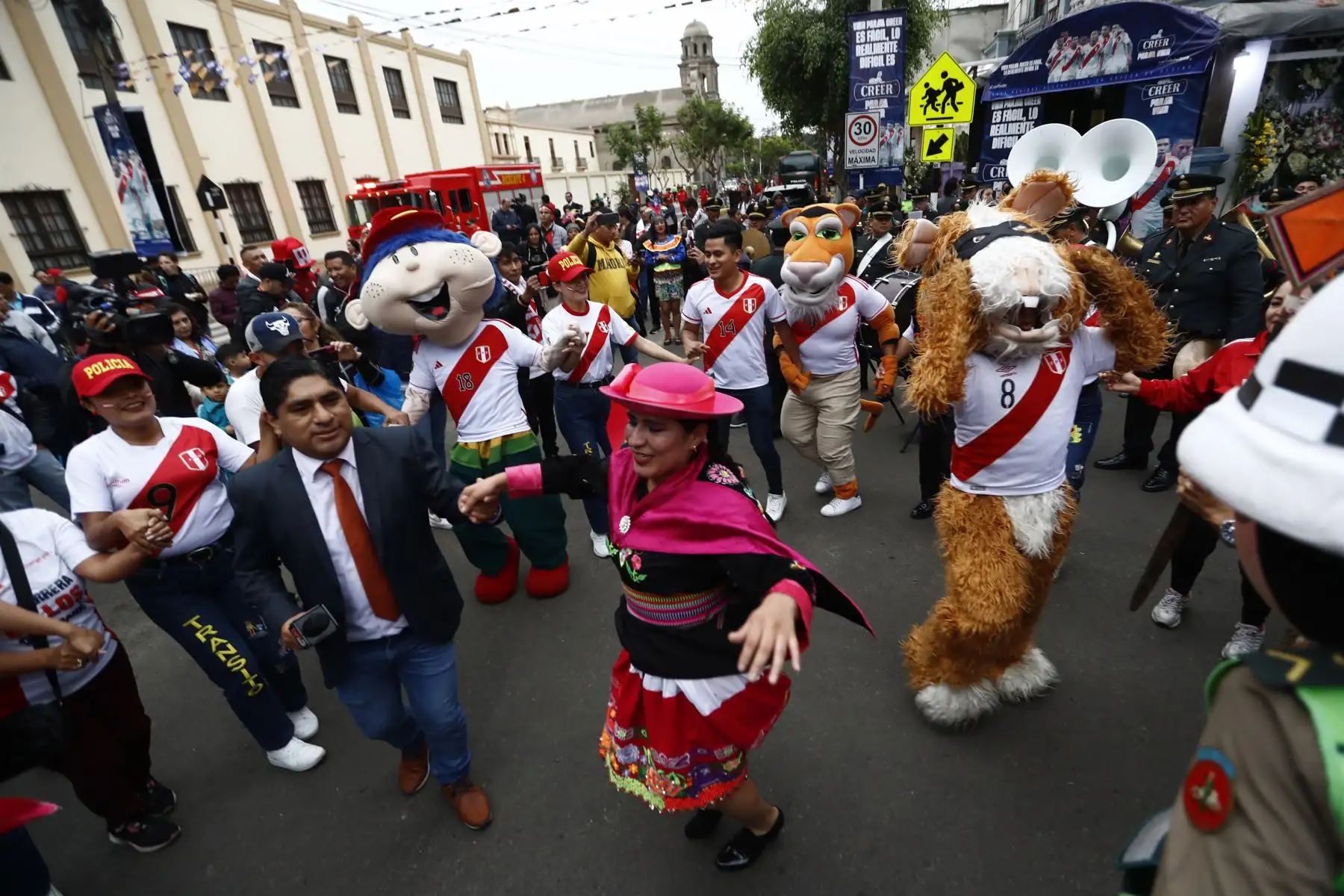 Hinchas de la Selección Peruana de Fútbol llegan hasta el Estadio Nacional para alentar a la blanquirroja ante su encuentro con Brasil por las eliminatorias para el Mundial de Fútbol del 2026. Foto: ANDINA/Daniel Bracamonte