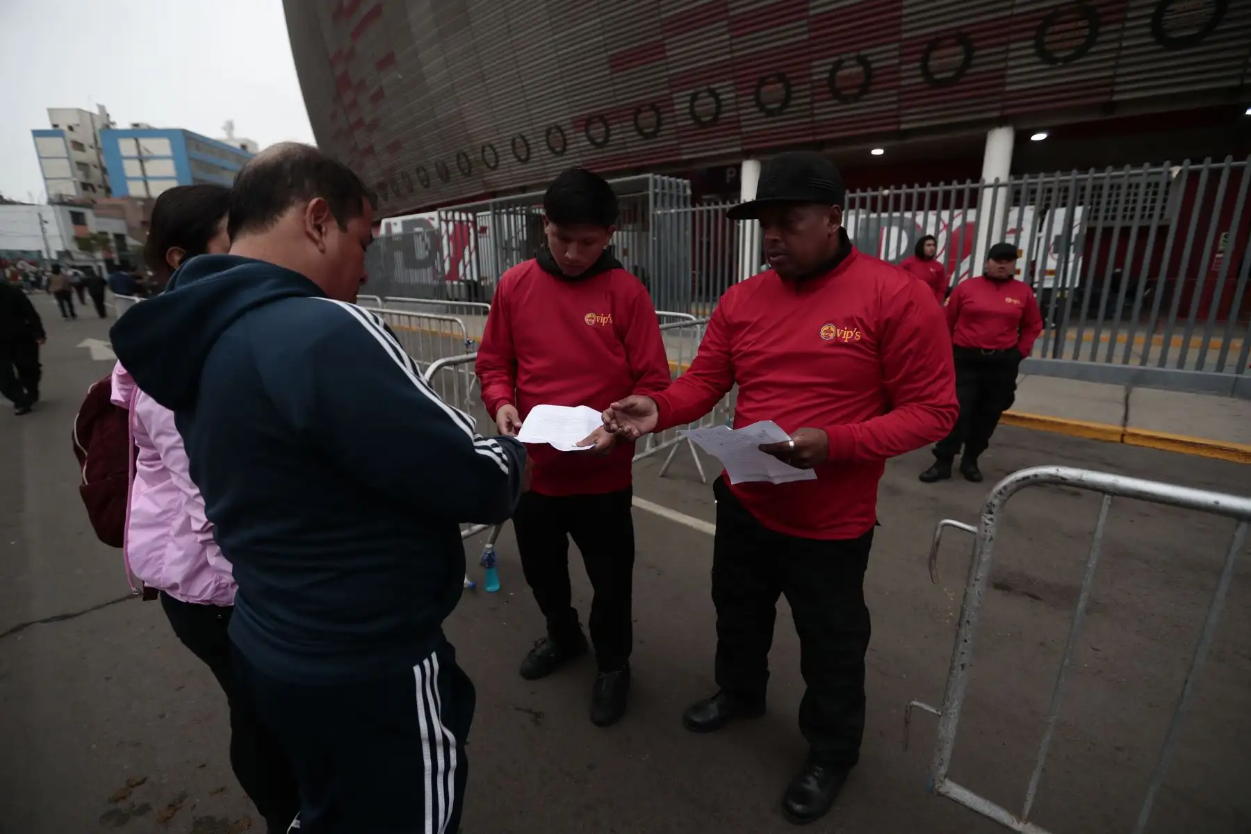 Hinchas de la Selección Peruana de Fútbol llegan hasta el Estadio Nacional para alentar a la blanquirroja ante su encuentro con Brasil por las eliminatorias para el Mundial de Fútbol del 2026. Foto: ANDINA/Daniel Bracamonte