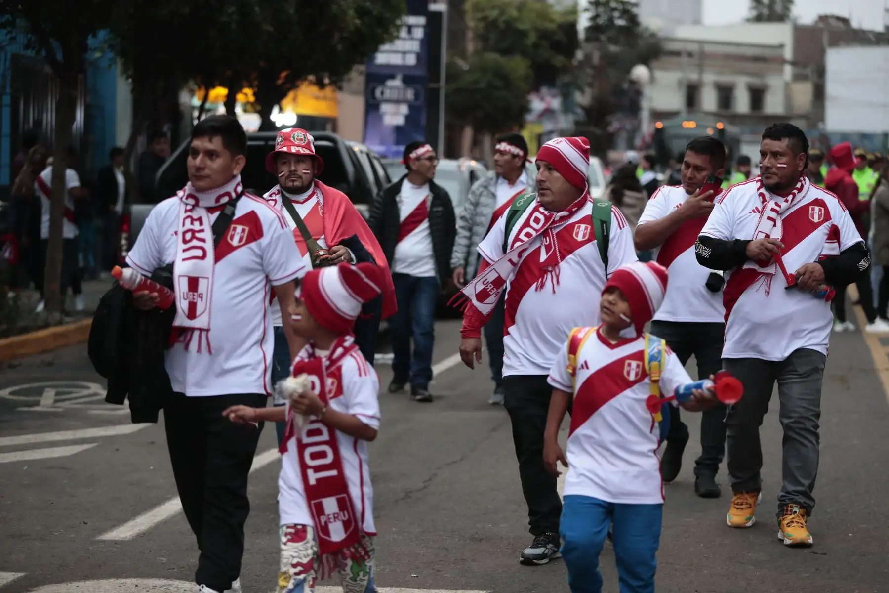 Hinchas de la Selección Peruana de Fútbol llegan hasta el Estadio Nacional para alentar a la blanquirroja ante su encuentro con Brasil por las eliminatorias para el Mundial de Fútbol del 2026. Foto: ANDINA/Daniel Bracamonte