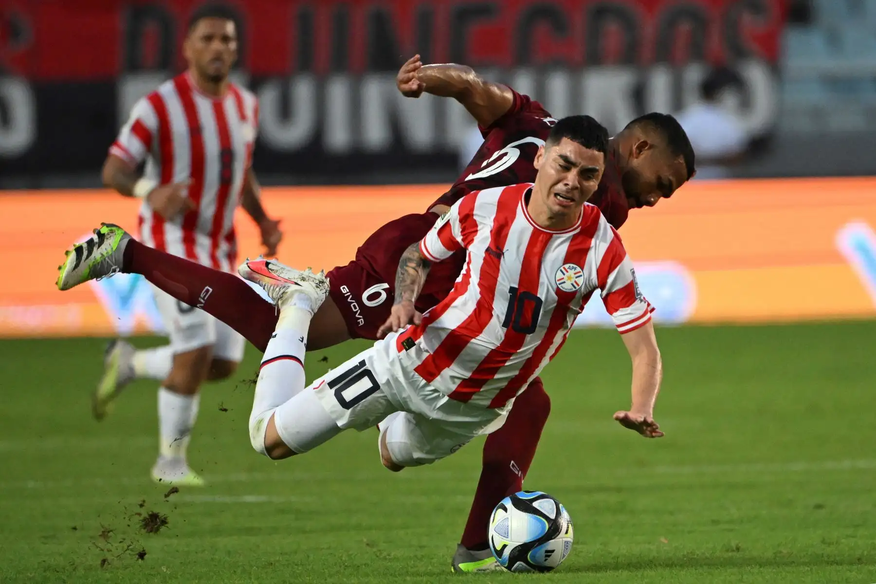 El mediocampista paraguayo Miguel Almirón es desafiado por el mediocampista venezolano Yangel Herrera durante el partido de fútbol de las eliminatorias sudamericanas para la Copa Mundial de la FIFA 2026 entre Venezuela y Paraguay, en el estadio Monumental de Maturín, Venezuela, el 12 de septiembre de 2023.
Foto: AFP