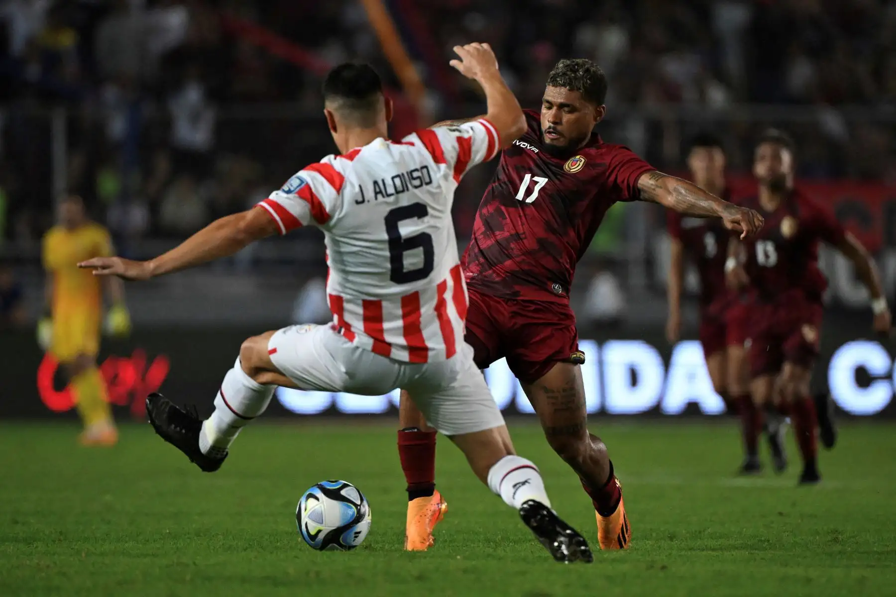 El defensor de Paraguay Junior Alonso lucha por el balón con el delantero de Venezuela Josef Martínez durante el partido de fútbol de las eliminatorias sudamericanas para la Copa Mundial de la FIFA 2026 entre Venezuela y Paraguay, en el estadio Monumental de Maturín, Venezuela, el 12 de septiembre de 2023.
Foto: AFP