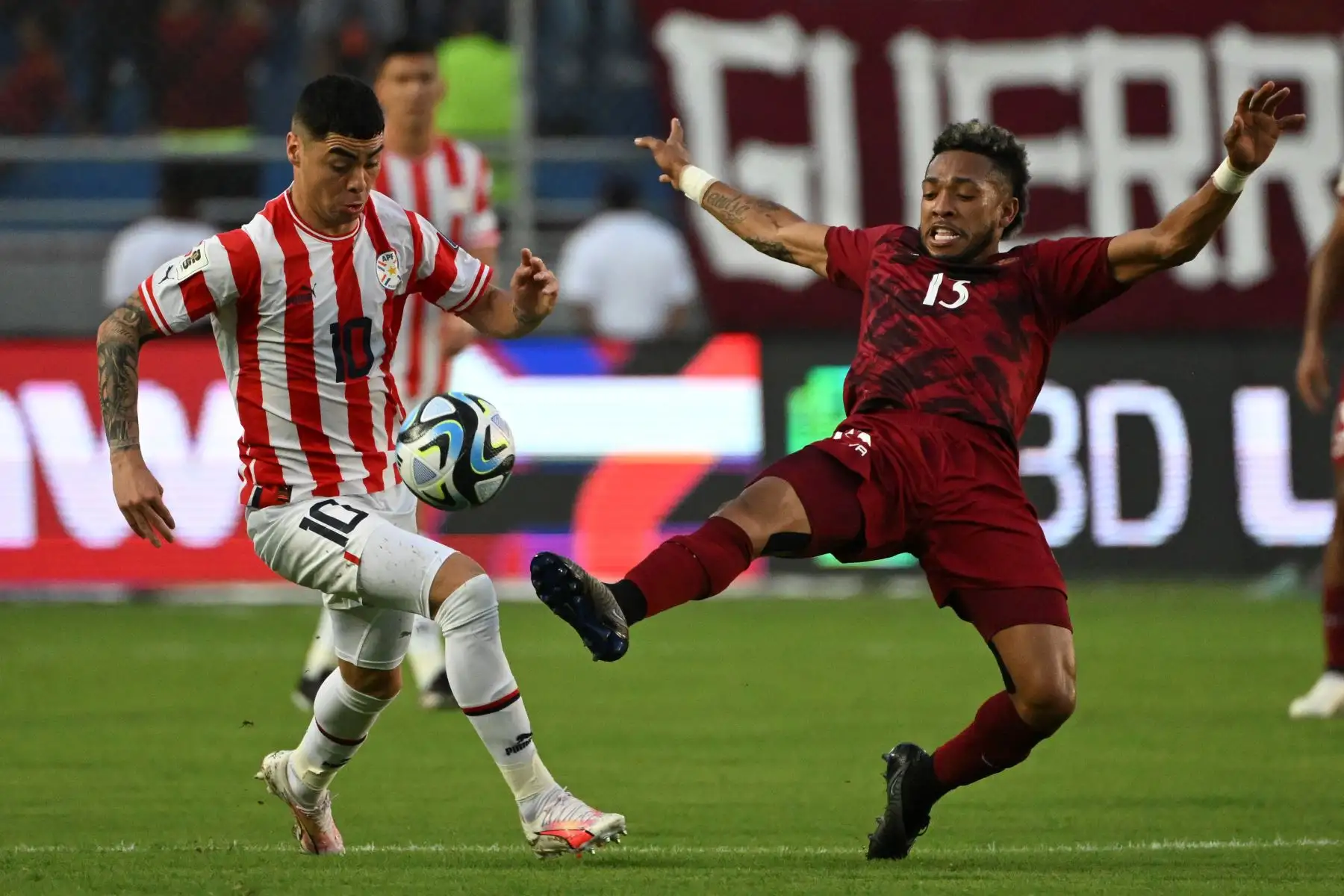 El mediocampista de Paraguay Miguel Almirón lucha por el balón con el mediocampista de Venezuela José Martínez durante el partido de fútbol de las eliminatorias sudamericanas para la Copa Mundial de la FIFA 2026 entre Venezuela y Paraguay, en el estadio Monumental de Maturín, Venezuela, el 12 de septiembre de 2023.
Foto: AFP