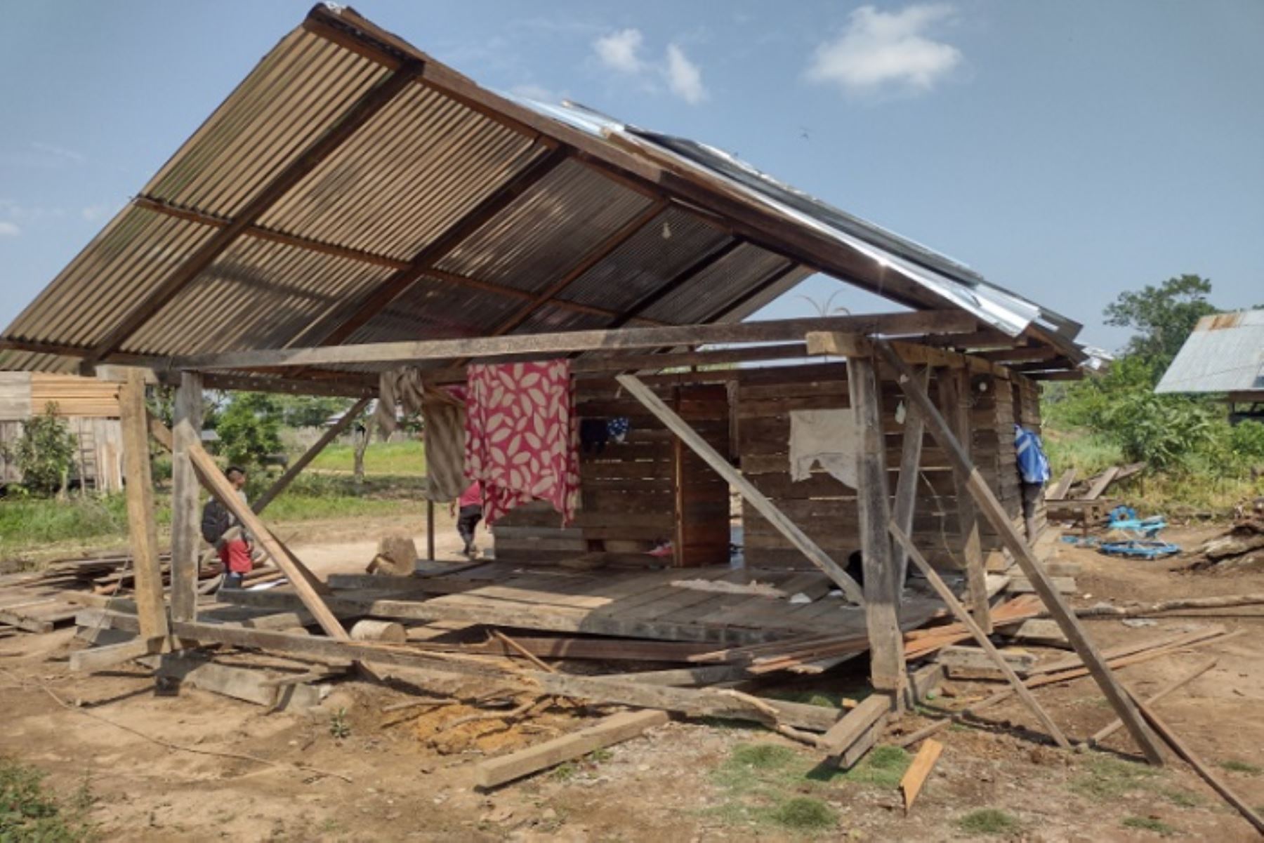 El techo de una casa voló contra el cable de alta tensión y dejó a oscuras a la familia en el distrito de Palcazú, región Pasco.