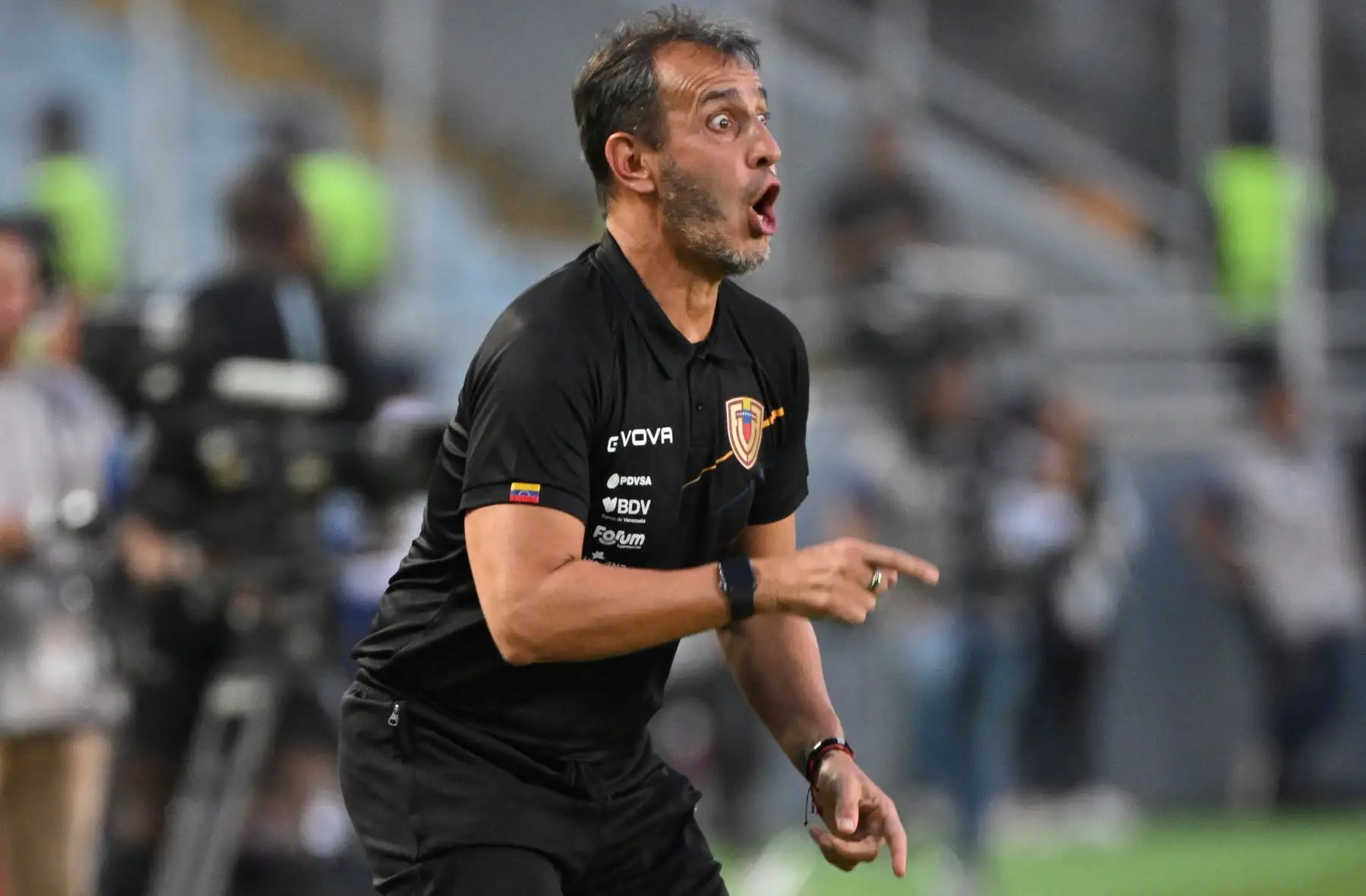 El entrenador argentino de Venezuela, Fernando Batista, hace gestos durante el partido de fútbol de las eliminatorias sudamericanas para la Copa Mundial de la FIFA 2026 entre Venezuela y Paraguay, en el estadio Monumental de Maturín, Venezuela, el 12 de septiembre de 2023.
Foto: AFP