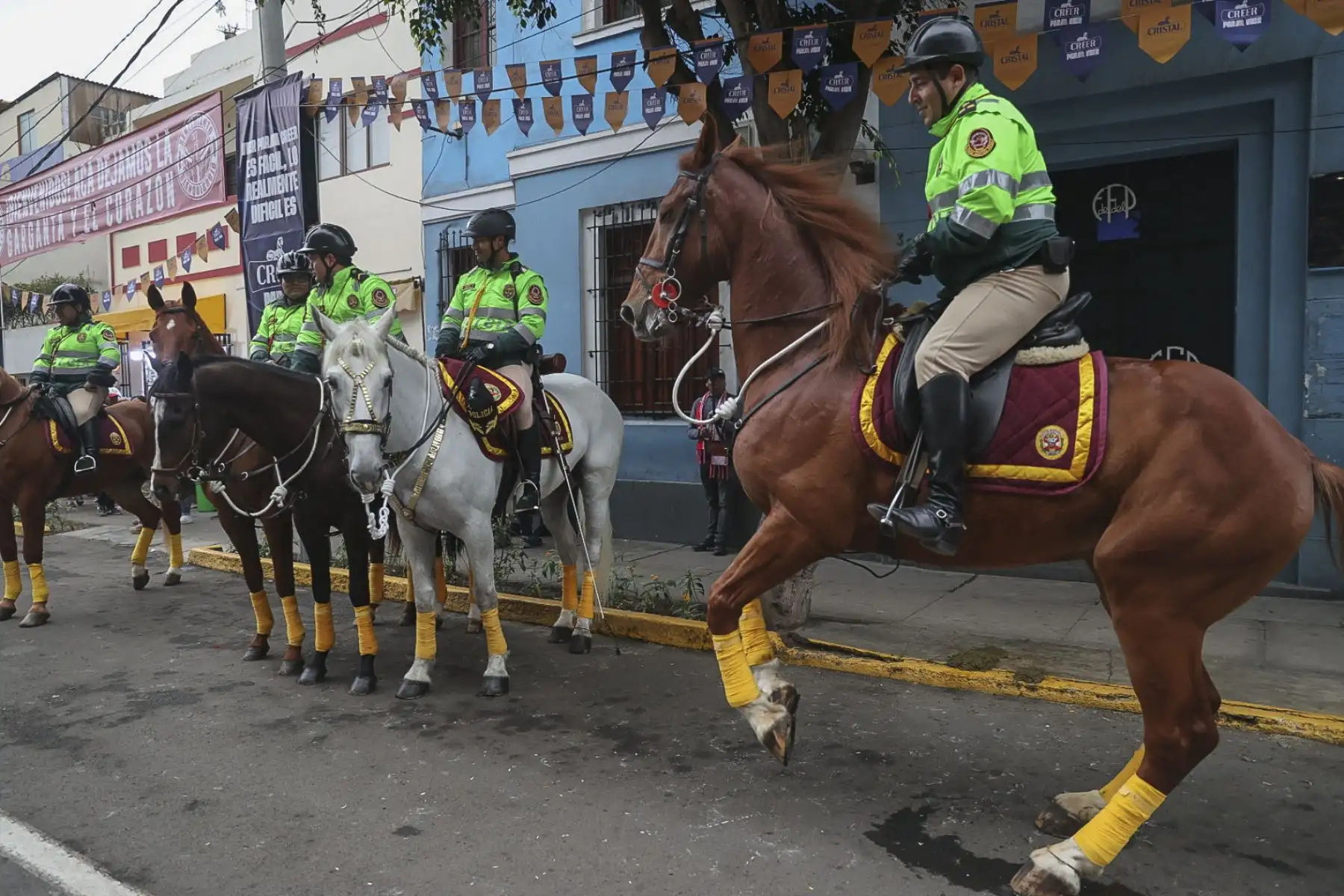 Hinchas de la Selección Peruana de Fútbol llegan hasta el Estadio Nacional para alentar a la blanquirroja ante su encuentro con Brasil por las eliminatorias para el Mundial de Fútbol del 2026.
Foto: ANDINA/Juan Carlos Guzmán