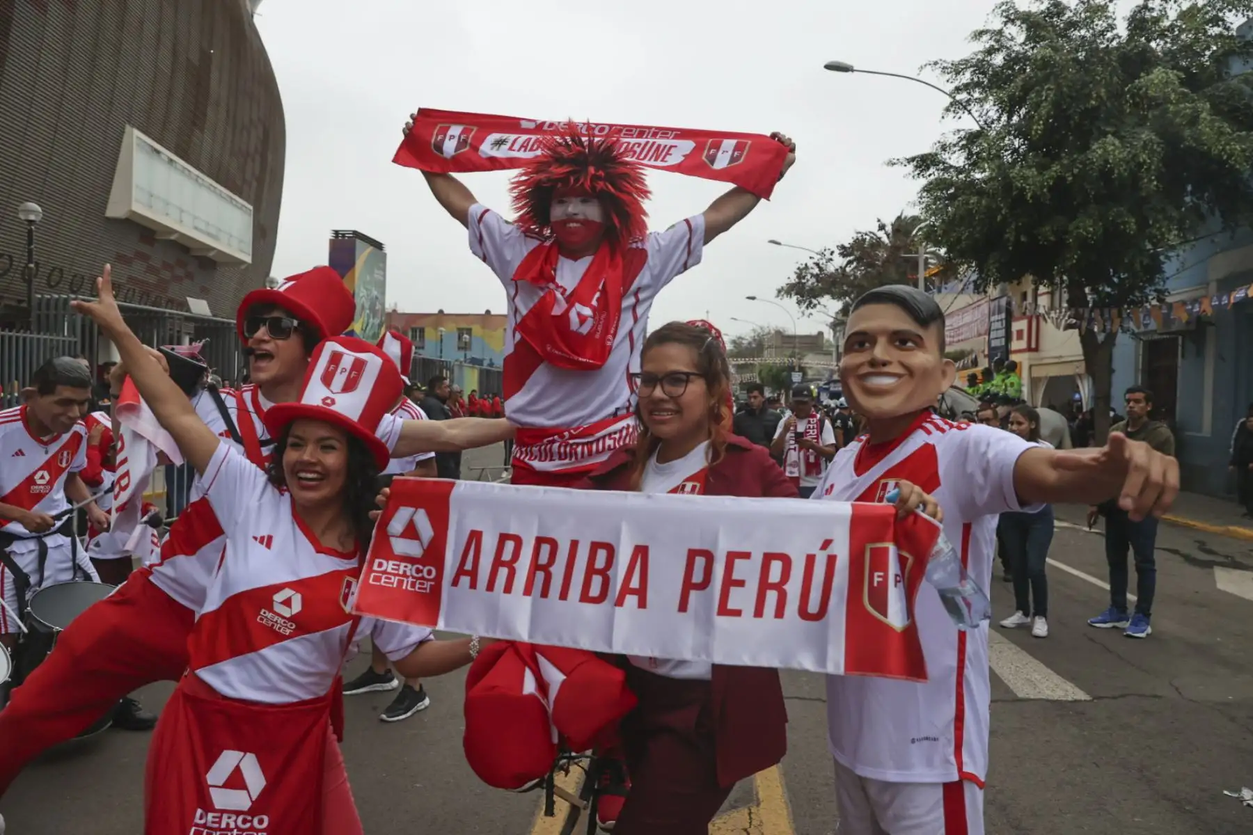 Hinchas de la Selección Peruana de Fútbol llegan hasta el Estadio Nacional para alentar a la blanquirroja ante su encuentro con Brasil por las eliminatorias para el Mundial de Fútbol del 2026.
Foto: ANDINA/Juan Carlos Guzmán