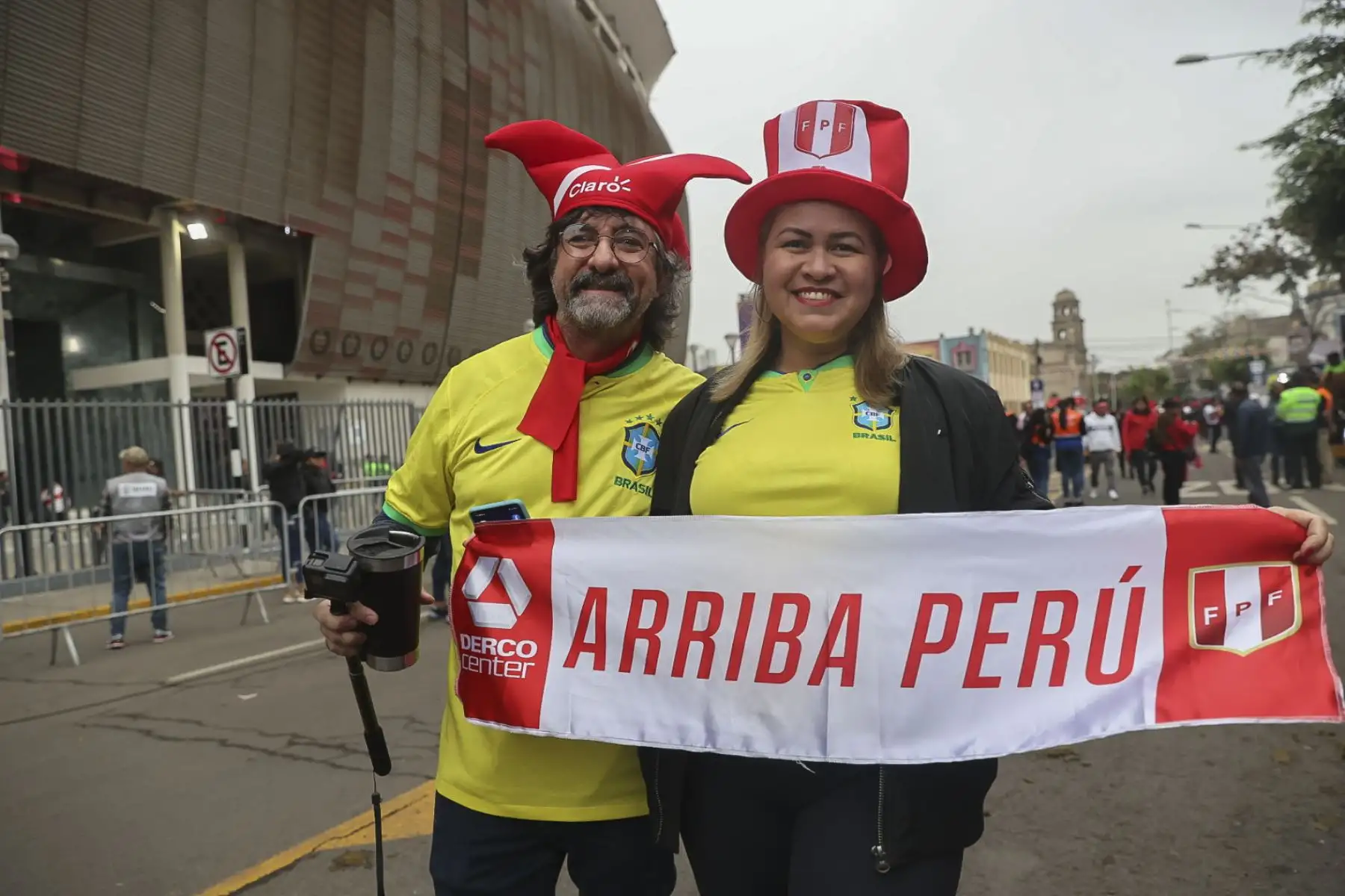 Hinchas de la Selección Peruana de Fútbol llegan hasta el Estadio Nacional para alentar a la blanquirroja ante su encuentro con Brasil por las eliminatorias para el Mundial de Fútbol del 2026.
Foto: ANDINA/Juan Carlos Guzmán