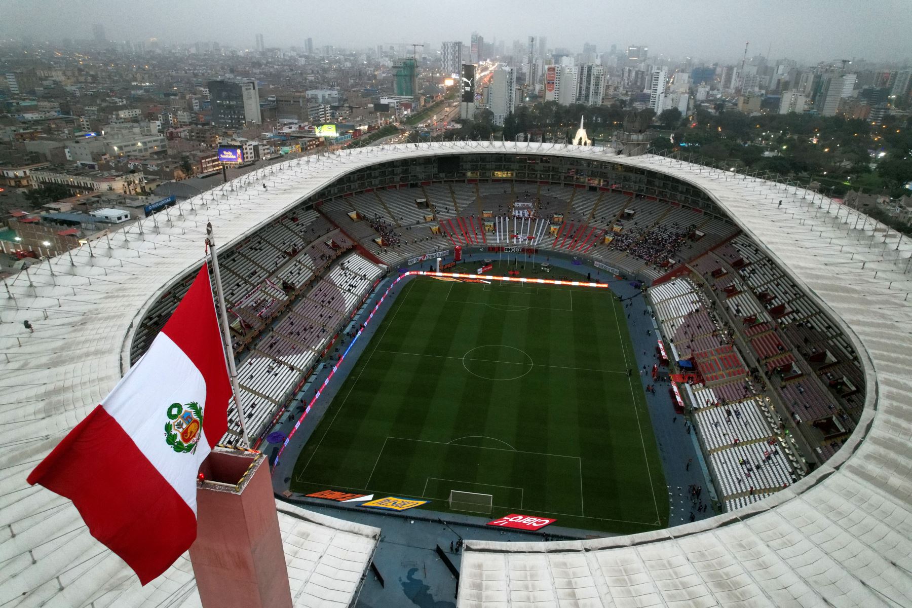 Así luce el Estadio Nacional a pocas horas previas antes de iniciarse el partido de fútbol entre las selecciones de Perú y Brasil por las eliminatorias al Mundial de Fútbol del 2026. Foto: ANDINA/Daniel Bracamonte