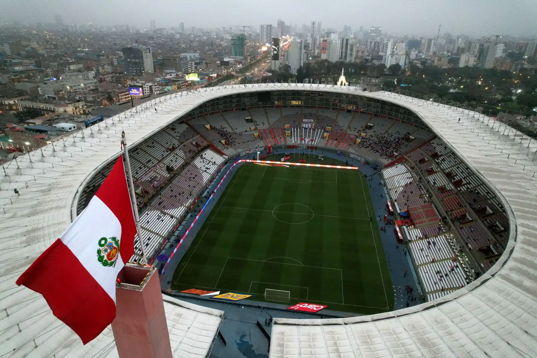 Así luce el Estadio Nacional a pocas horas previas antes de iniciarse el partido de fútbol entre las selecciones de Perú y Brasil por las eliminatorias al Mundial de Fútbol del 2026. 
Foto: ANDINA/Daniel Bracamonte