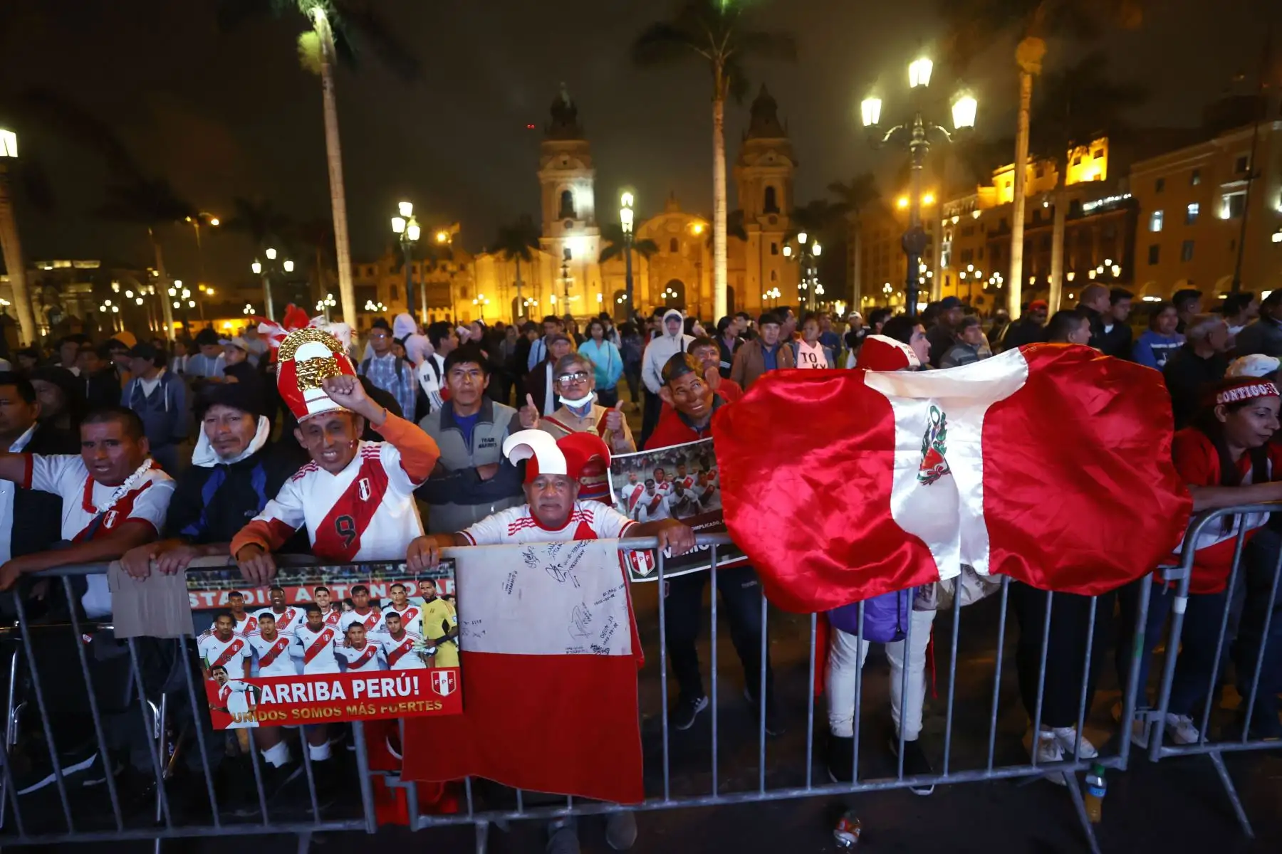 Desde la plaza de Armas, hinchas peruanos alientan a la selección peruana por las eliminatorias 2026. Foto: ANDINA/Vidal Tarqui