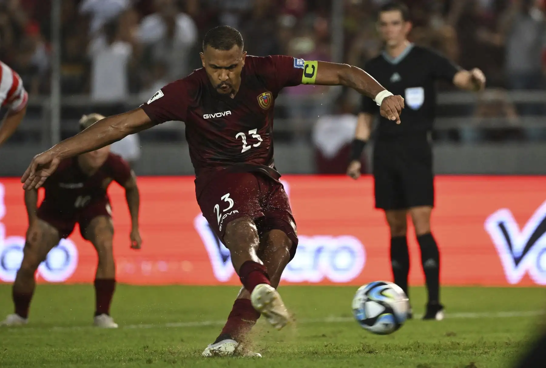 El delantero venezolano Salomón Rondón golpea y anota un penal durante el partido de fútbol de las eliminatorias sudamericanas para la Copa Mundial de la FIFA 2026 entre Venezuela y Paraguay, en el estadio Monumental de Maturín, Venezuela, el 12 de septiembre de 2023.
Foto: AFP