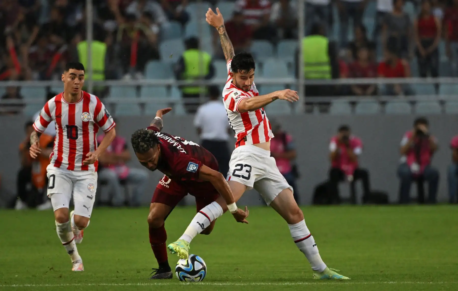El mediocampista venezolano José Martínez lucha por el balón con el mediocampista paraguayo Mathias Villasanti durante el partido de fútbol de las eliminatorias sudamericanas para la Copa Mundial de la FIFA 2026 entre Venezuela y Paraguay, en el estadio Monumental de Maturín, Venezuela, el 12 de septiembre de 2023.
Foto: AFP