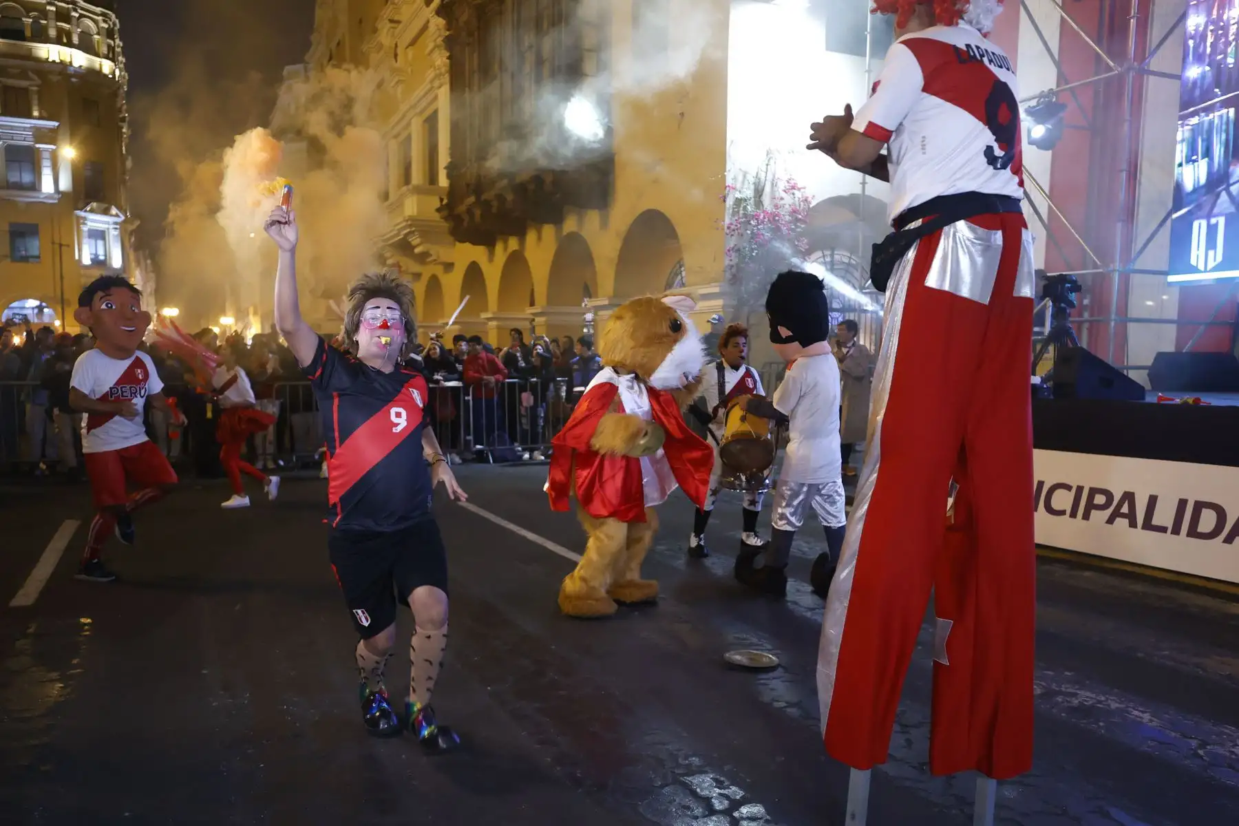 El centro de Lima se viste de rojiblanco previo el Perú vs Brasil. Foto:ANDINA/ Vidal Tarqui