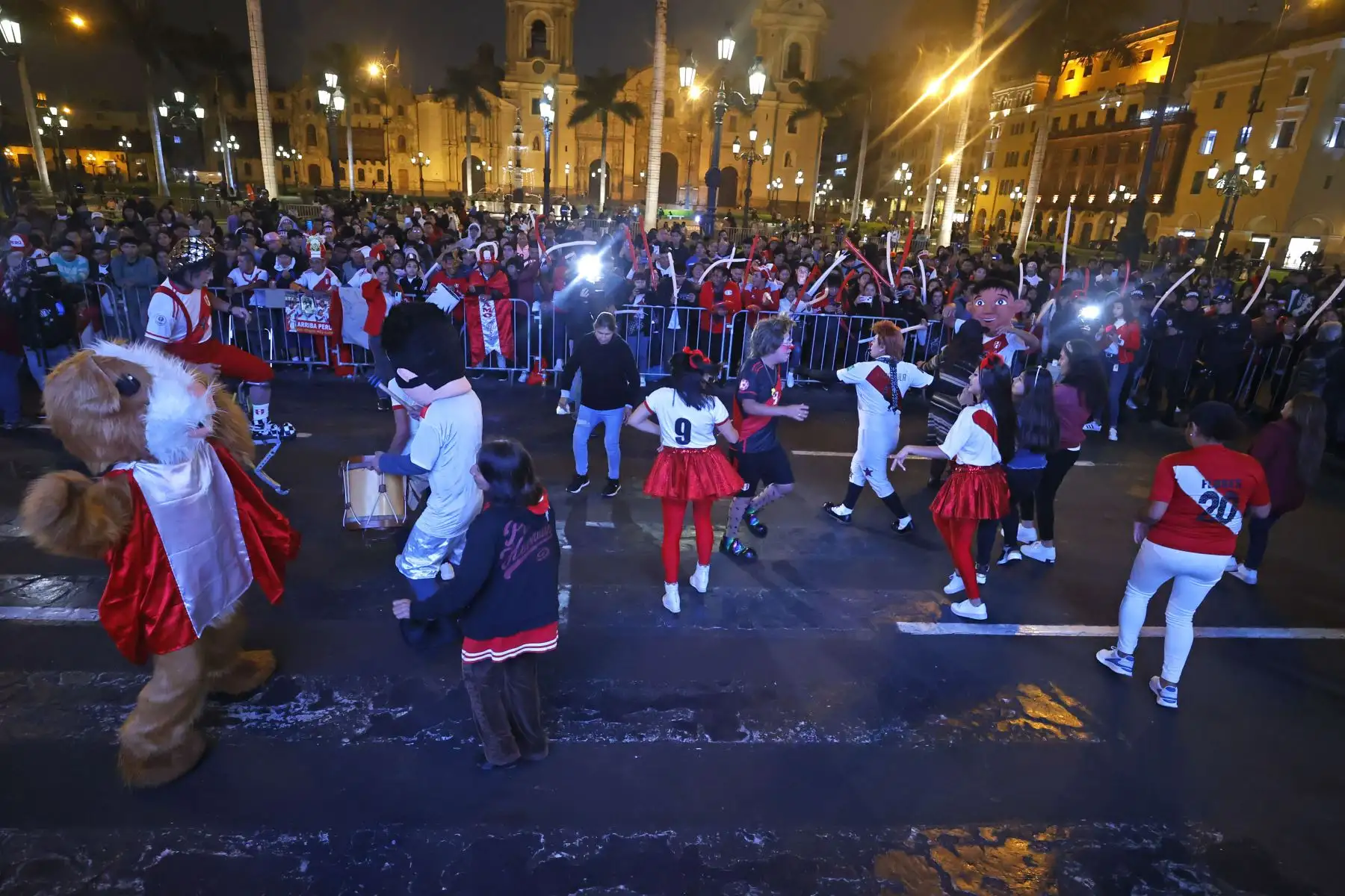 Desde la plaza de Armas, hinchas peruanos alientan a la selección peruana por las eliminatorias 2026. Foto: ANDINA/Vidal Tarqui