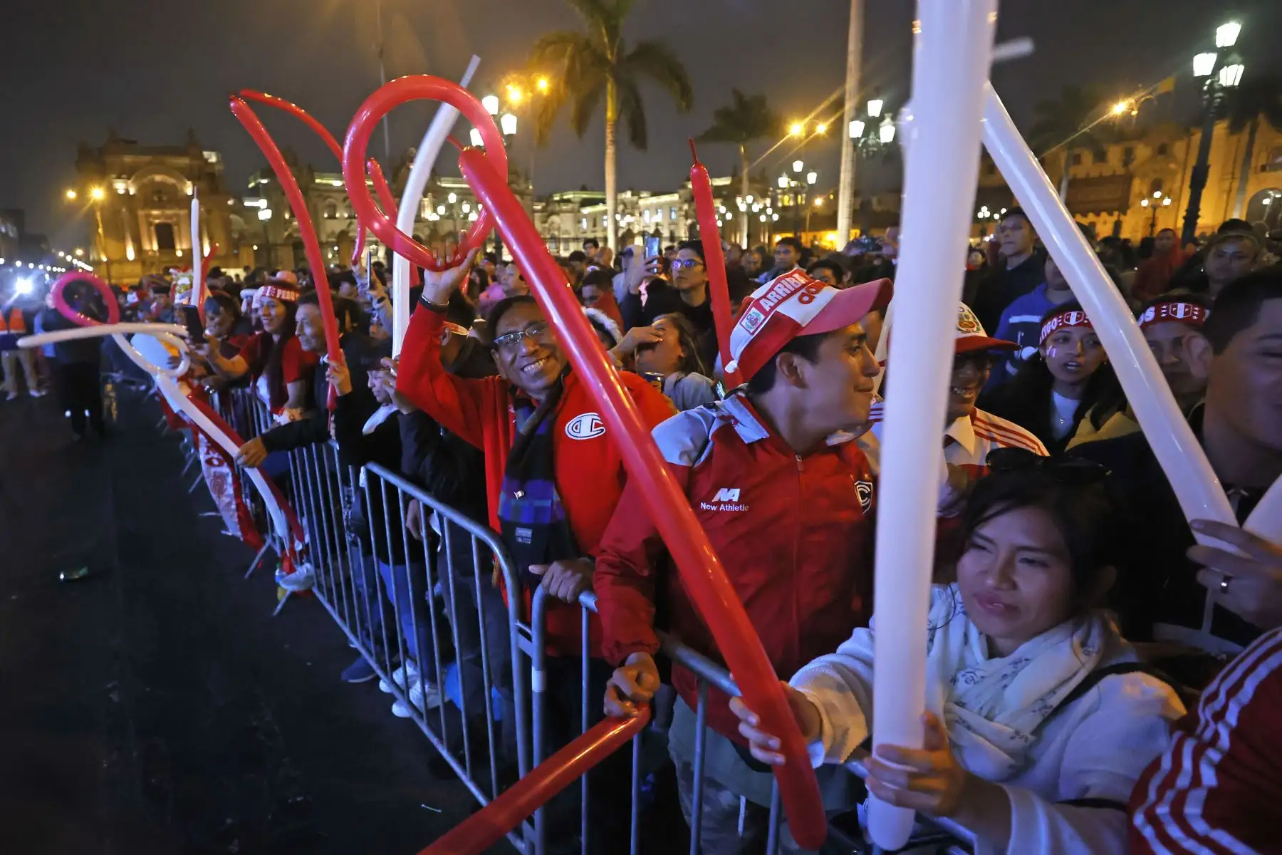 El centro de Lima se viste de rojiblanco previo el Perú vs Brasil. Foto:ANDINA/ Vidal Tarqui