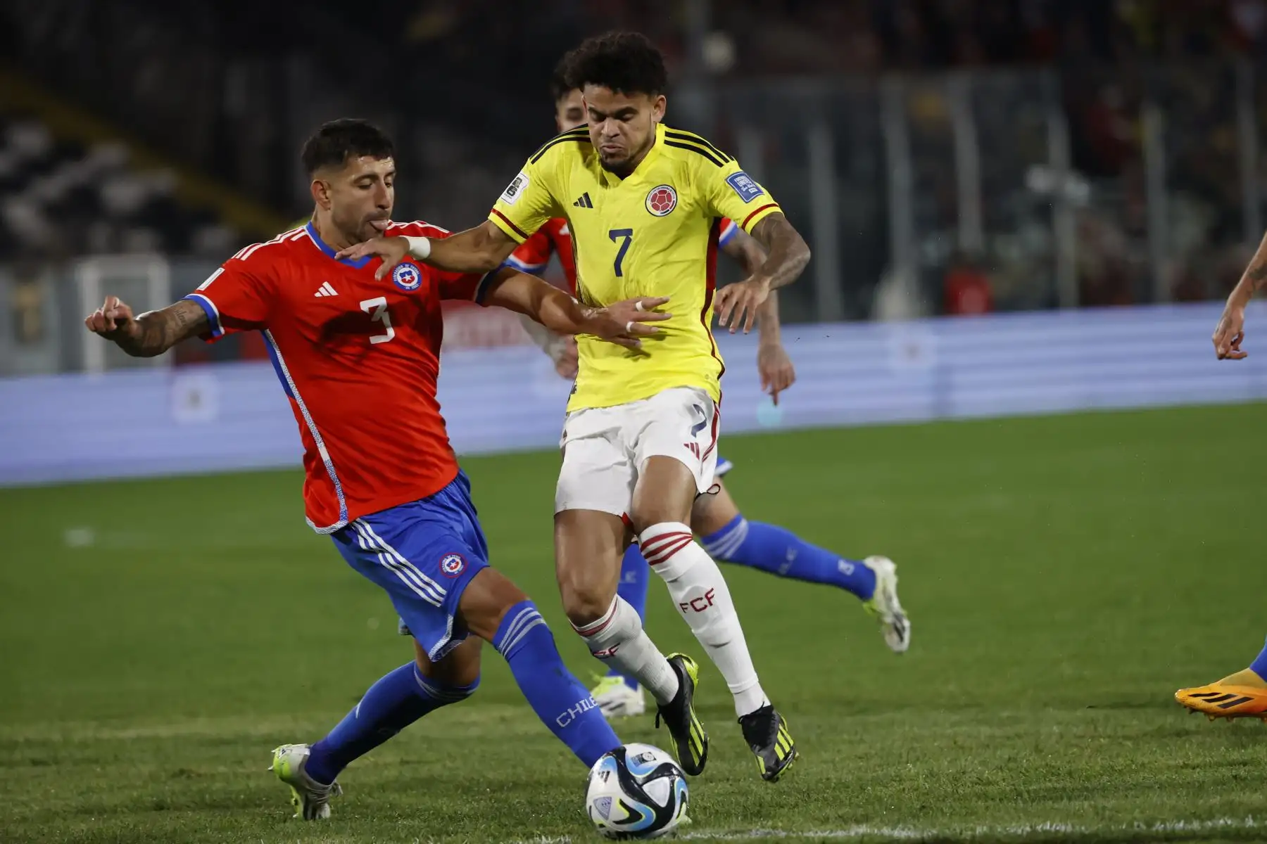 Chile y Colombia se enfrentan en el Monumental de Santiago. Foto: EFE.
