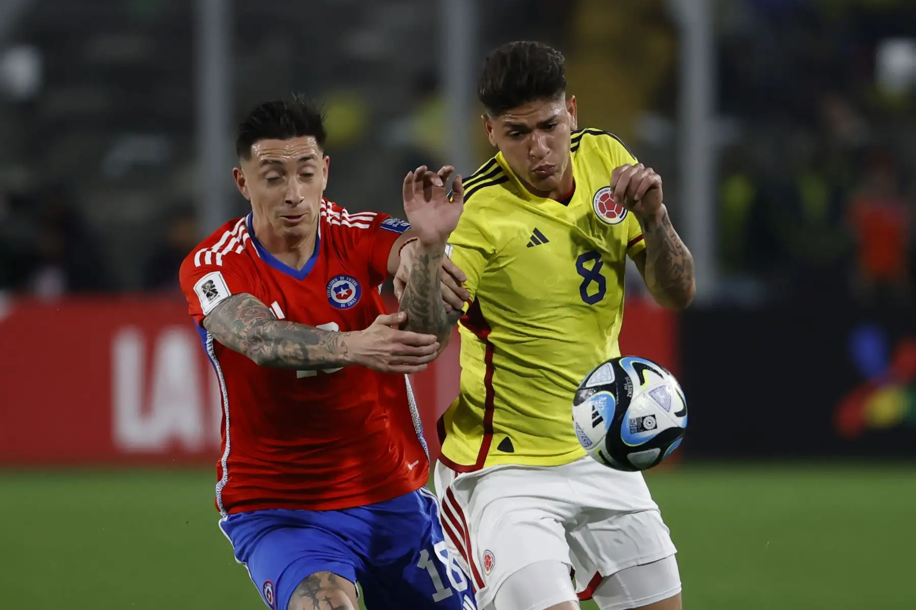 Rodrigo Echeverría (i) de Chile disputa el balón con Jorge Carrascal de Colombia en un partido de las Eliminatorias Sudamericanas para la Copa Mundial de Fútbol 2026 entre Chile y Colombia en el estadio Monumental en Santiago de Chile (Chile).
Foto: EFE