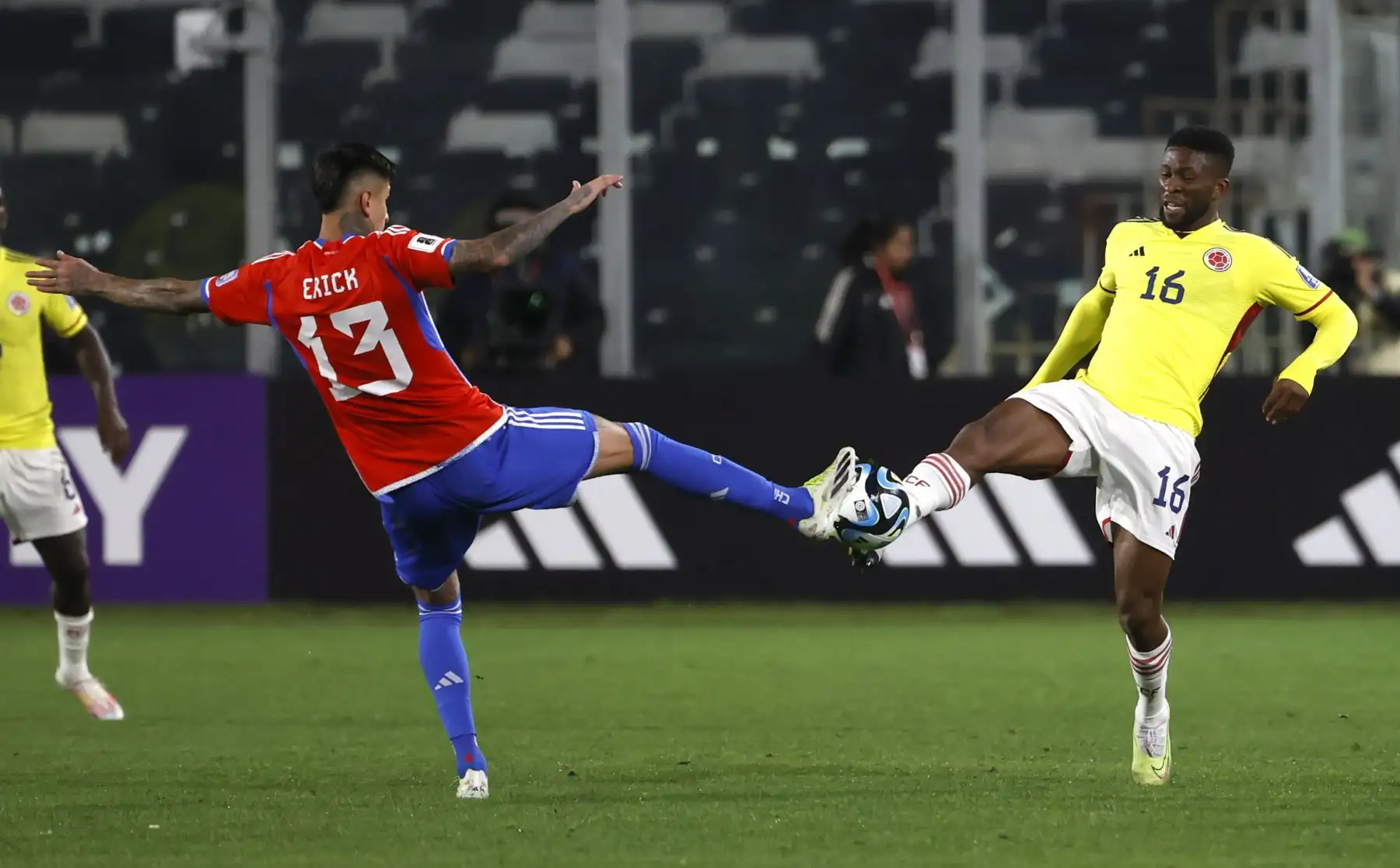 Erick Pulgar (i) de Chile disputa el balón con Jéfferson Lerma de Colombia en un partido de las Eliminatorias Sudamericanas para la Copa Mundial de Fútbol 2026 entre Chile y Colombia en el estadio Monumental en Santiago de Chile (Chile).
Foto: EFE