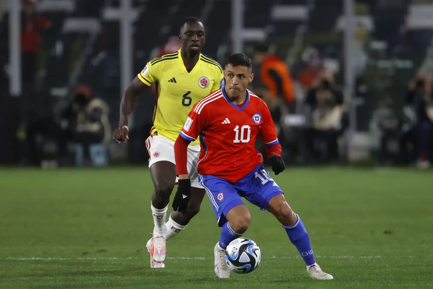 Alexis Sánchez (d) de Chile disputa el balón con Deiver Machado de Colombia en un partido de las Eliminatorias Sudamericanas para la Copa Mundial de Fútbol 2026 entre Chile y Colombia en el estadio Monumental en Santiago de Chile (Chile).
Foto: EFE
