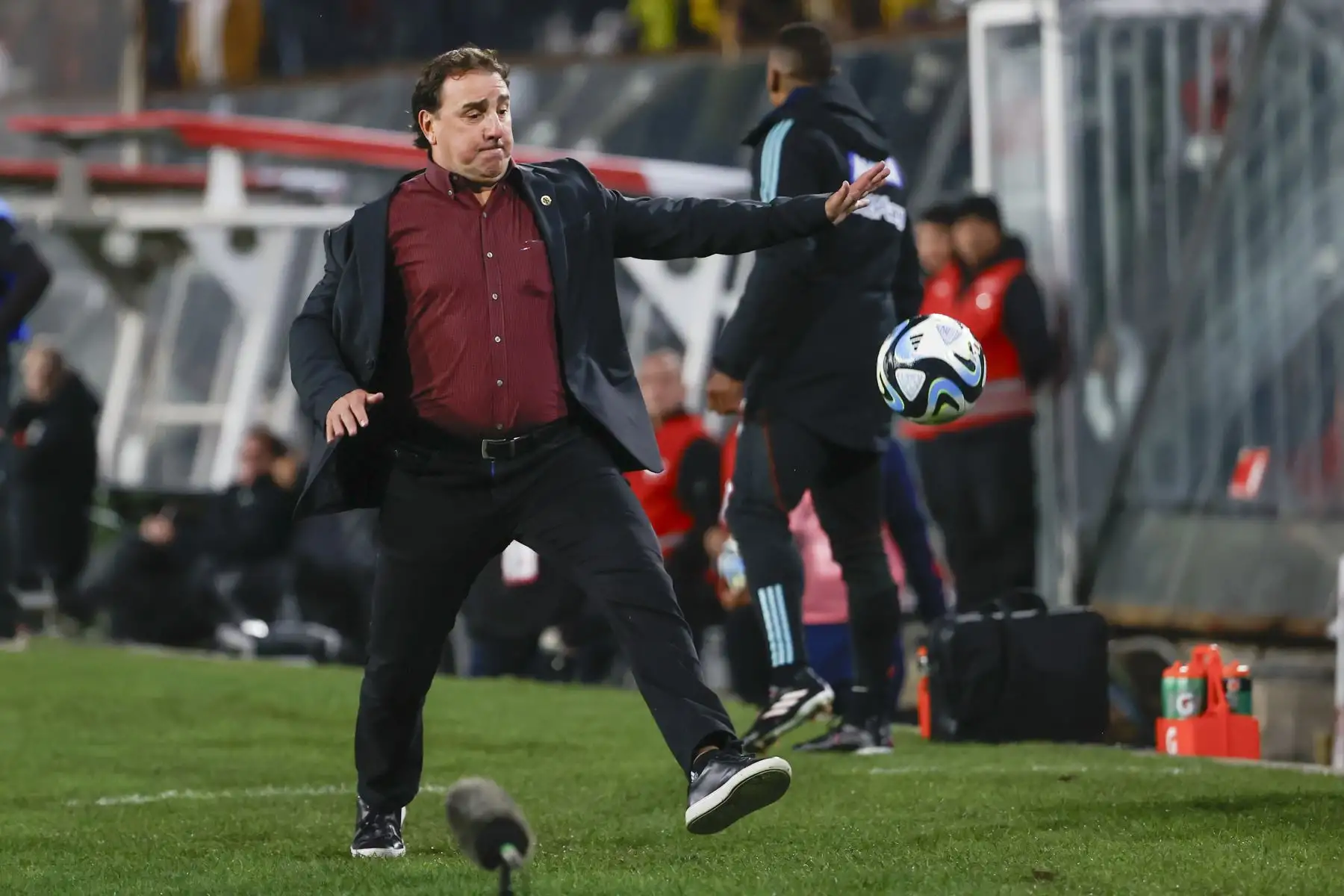 El seleccionador de Colombia Néstor Lorenzo busca un balón hoy, en un partido de las Eliminatorias Sudamericanas para la Copa Mundial de Fútbol 2026 entre Chile y Colombia, en el estadio Monumental en Santiago de Chile (Chile).
Foto: EFE