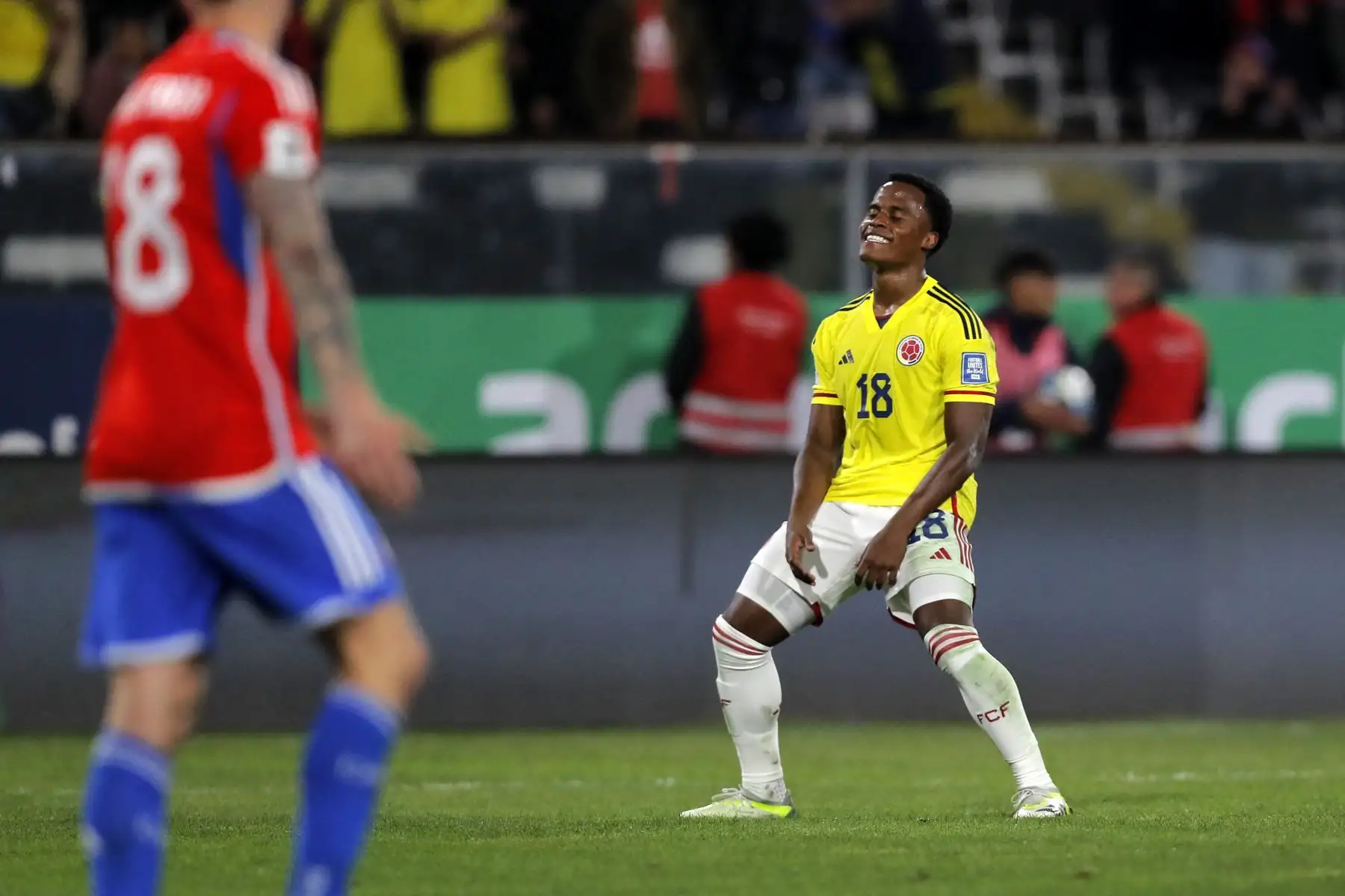 El mediocampista colombiano Jhon Arias reacciona tras fallar un chanche para anotar durante el partido de fútbol de las Eliminatorias Sudamericanas para la Copa Mundial de la FIFA 2026 entre Chile y Colombia, en el estadio Monumental David Arellano, en Santiago, el 12 de septiembre de 2023.
Foto: AFP