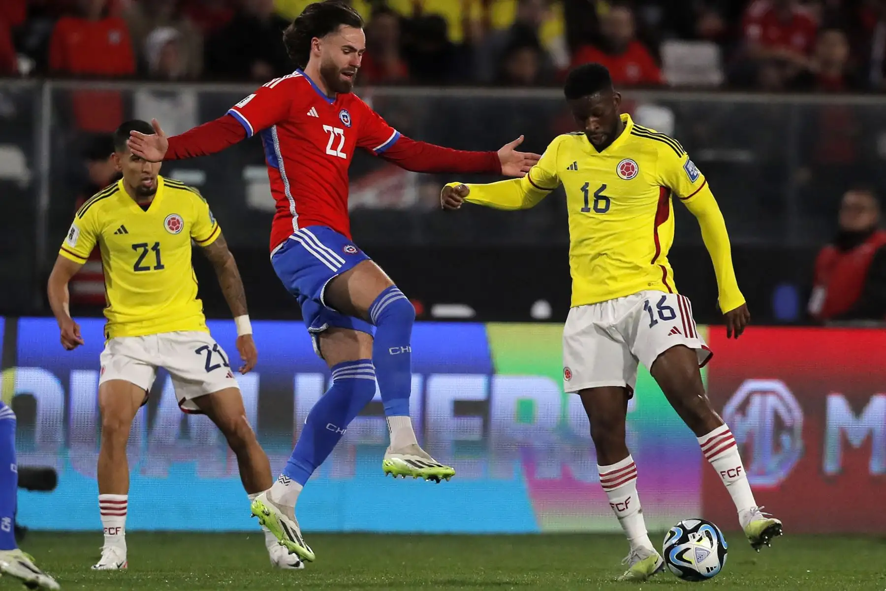 El delantero de Chile Ben Brereton lucha por el balón con el mediocampista de Colombia Jefferson Lerma durante el partido de fútbol de las Eliminatorias Sudamericanas para la Copa Mundial de la FIFA 2026 entre Chile y Colombia, en el estadio Monumental David Arellano, en Santiago, el 12 de septiembre de 2023.
Foto: AFP