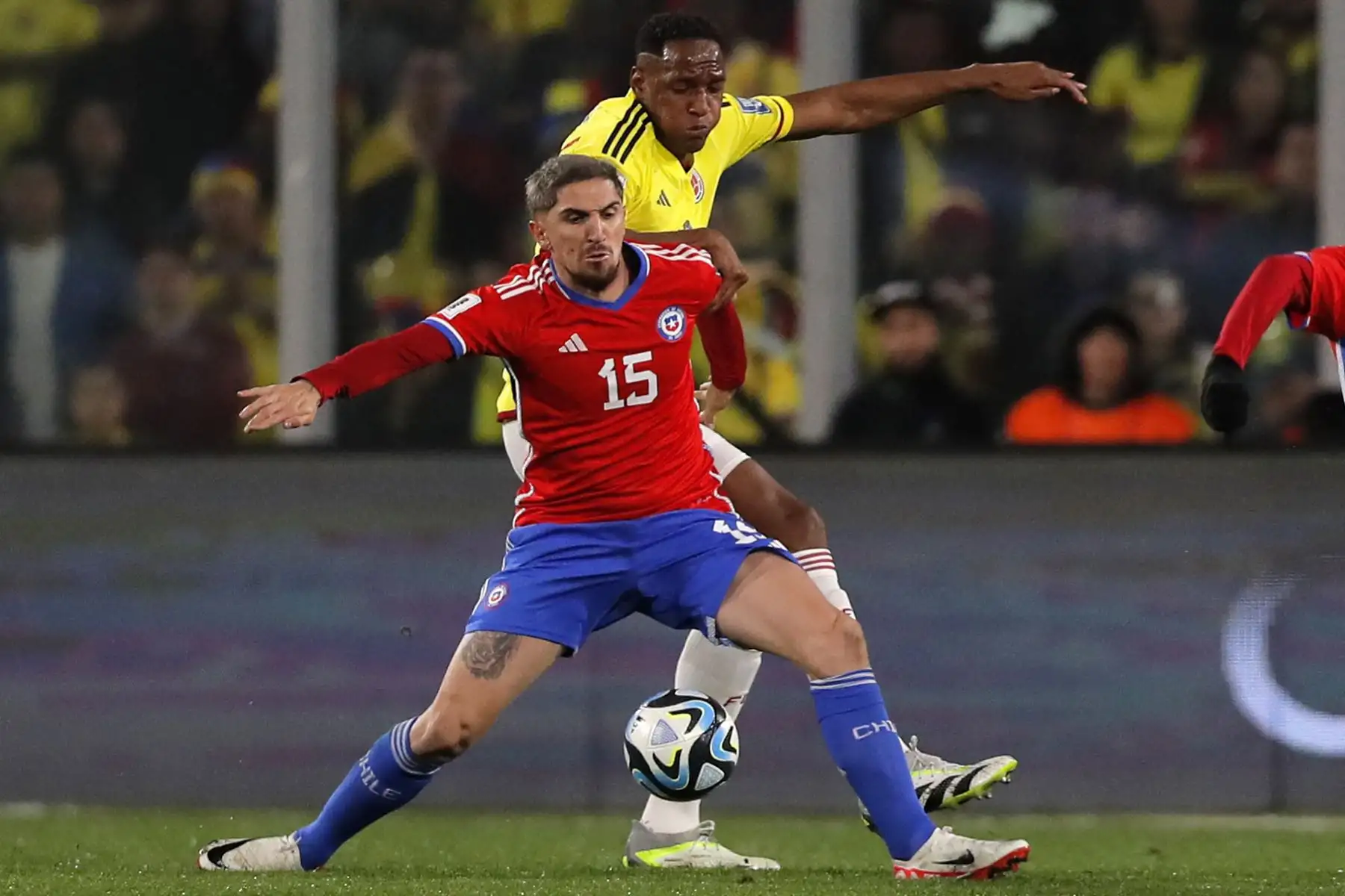 El mediocampista chileno Diego Valdés lucha por el balón con el defensor colombiano Yerry Mina durante el partido de fútbol de las Eliminatorias Sudamericanas para la Copa Mundial de la FIFA 2026 entre Chile y Colombia, en el estadio Monumental David Arellano, en Santiago, el 12 de septiembre de 2023.
Foto: AFP