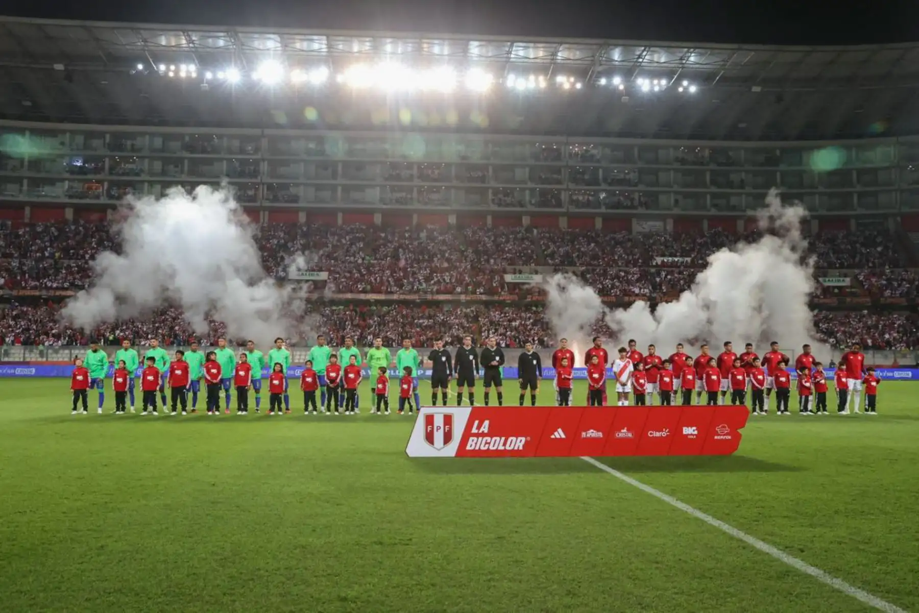 Se inició el partido Perú vs Brasil por la segunda fecha de la clasificatoria sudamericana para el Mundial 2026 en el Etadio Nacional.
Foto: ANDINA/Juan Carlos Guzmán