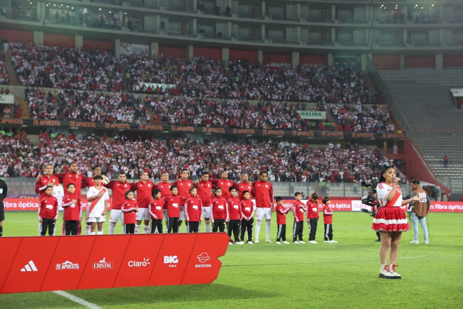 Milena Warthon expresó su gran satisfacción por entonar el Himno Nacional antes del partido Perú vs. Brasil en el Estadio Nacional de Lima. Foto: ANDINA/Juan Carlos Guzmán