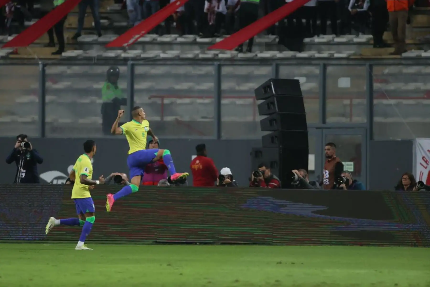 En el minuto 28, Richarlison anotó de cabeza para Brasil, pero nuevamente la intervención del VAR fue crucial. Tras una larga revisión de las imágenes, el juez anuló el tanto por posición adelantada del atacante brasileño.
Foto: ANDINA/Juan Carlos Guzmán