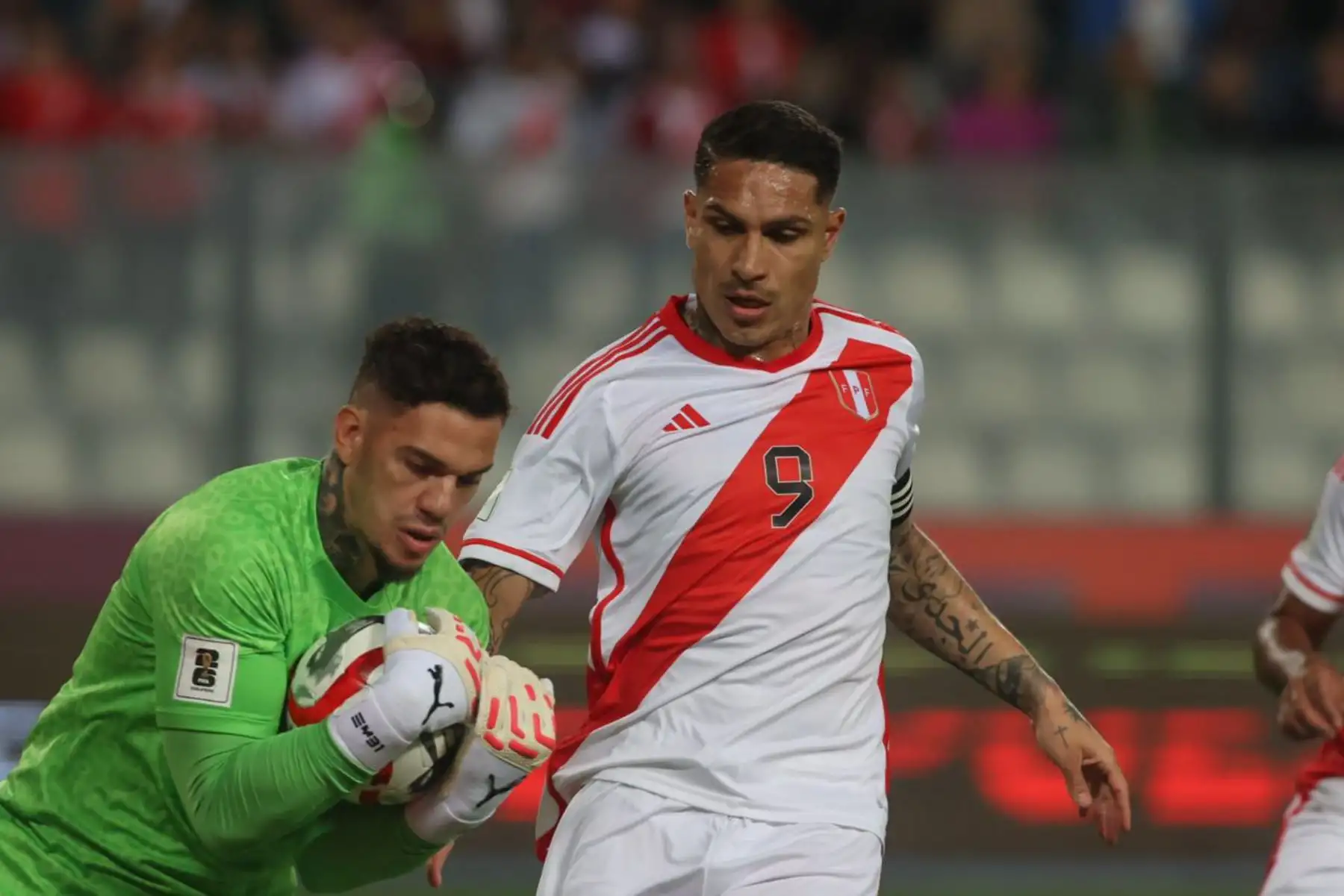 Paolo Guerrero disputa el balón con Ederson, portero de Brasil hoy, en un partido de las eliminatorias sudamericanas para la Copa Mundial de Fútbol 2026, en el Estadio Nacional en Lima. Foto: ANDINA/Juan Carlos Guzmán