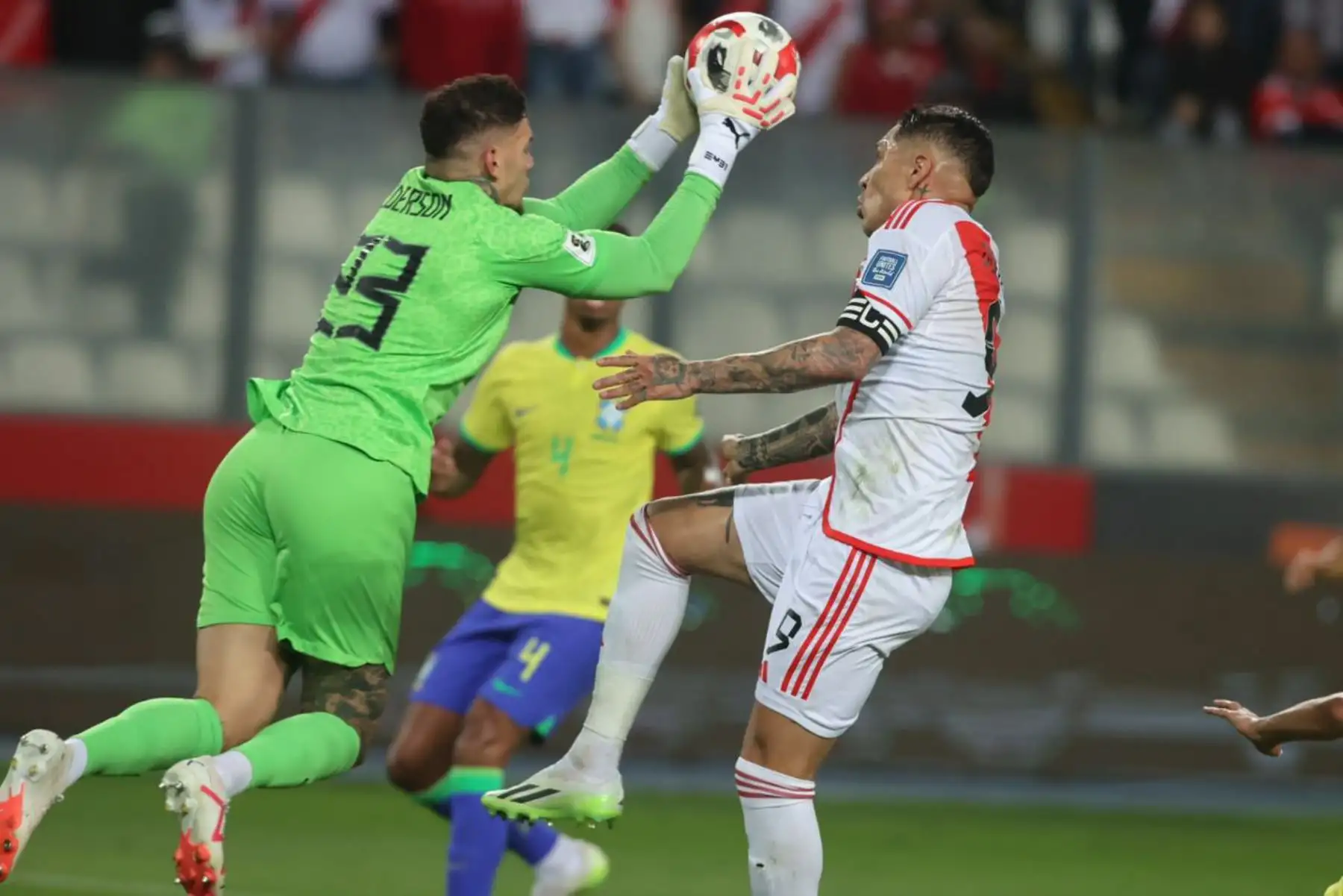 Paolo Guerrero disputa el balón con  Ederson portero de Brasil hoy, en un partido de las Eliminatorias Sudamericanas para la Copa Mundial de Fútbol 2026 entre Perú y Brasil, en el estadio Nacional en Lima.
Foto: ANDINA/Juan Carlos Guzmán