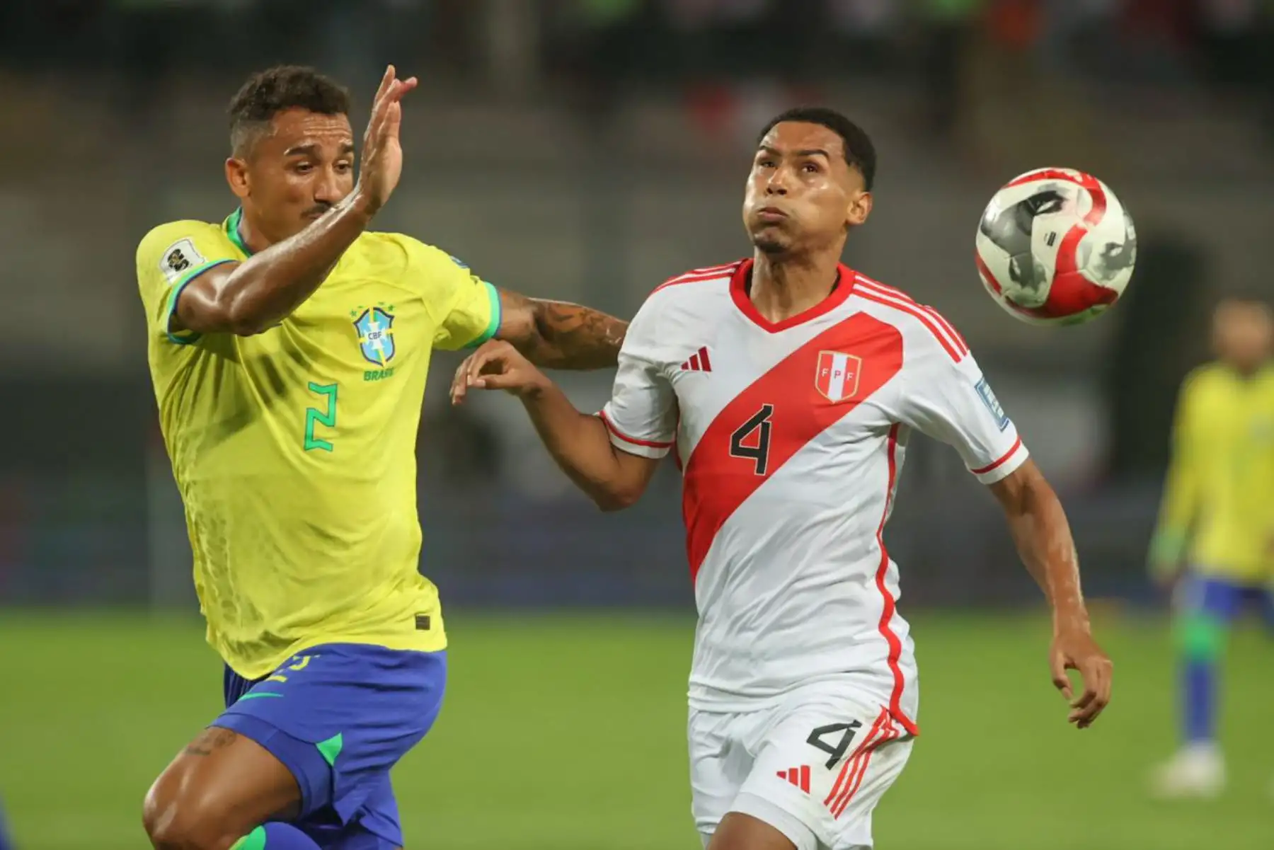 Marcos López y Danilo de Brasil disputan el balón, en un partido de las Eliminatorias Sudamericanas para la Copa Mundial de Fútbol 2026 entre Perú y Brasil, en el estadio Nacional en Lima (Perú).
Foto: ANDINA/Juan Carlos Guzmán