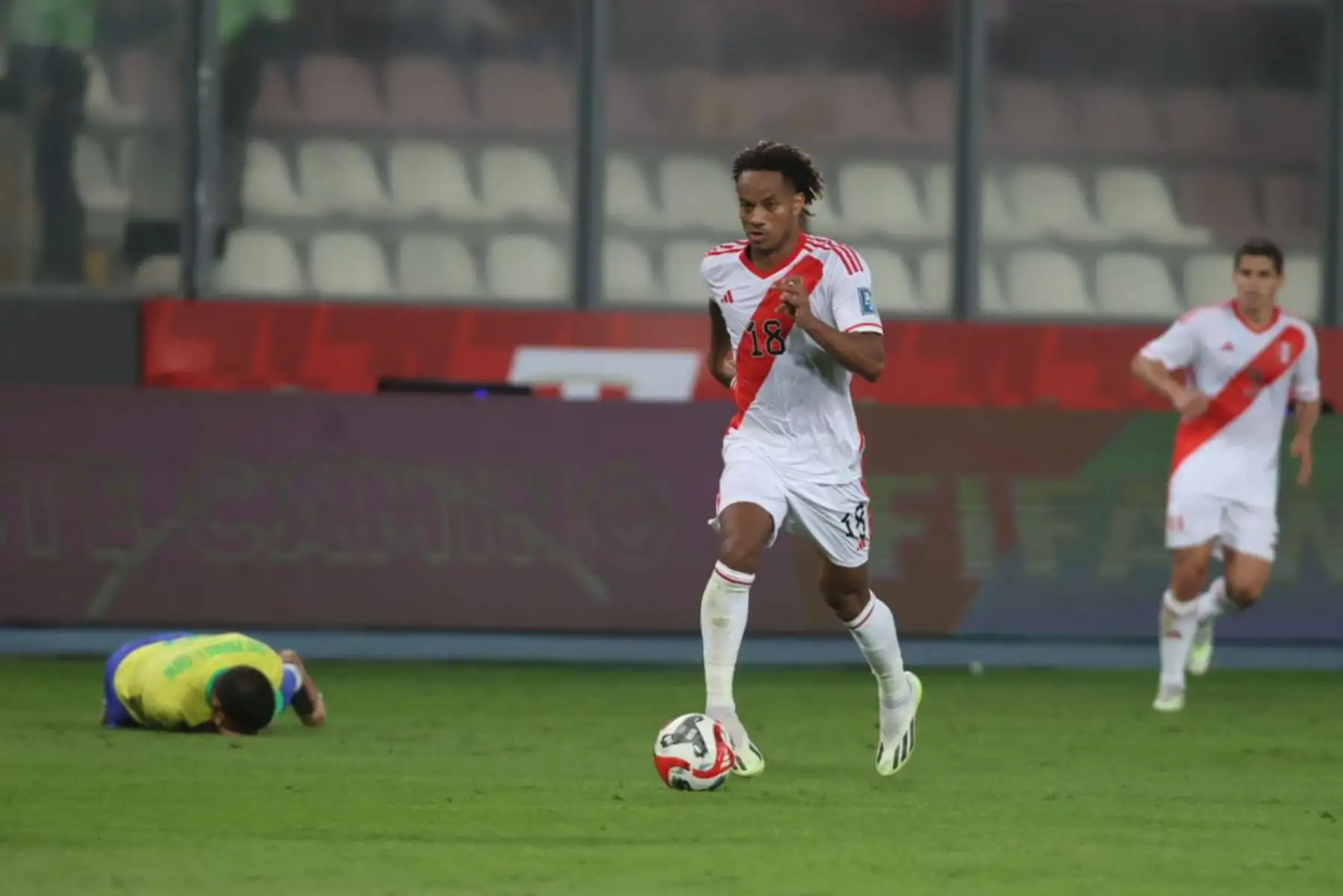 André Carrillo maneja el balón  en un partido de las Eliminatorias Sudamericanas para la Copa Mundial de Fútbol 2026 entre Perú y Brasil, en el estadio Nacional en Lima (Perú).
Foto: ANDINA/Juan Carlos Guzmán