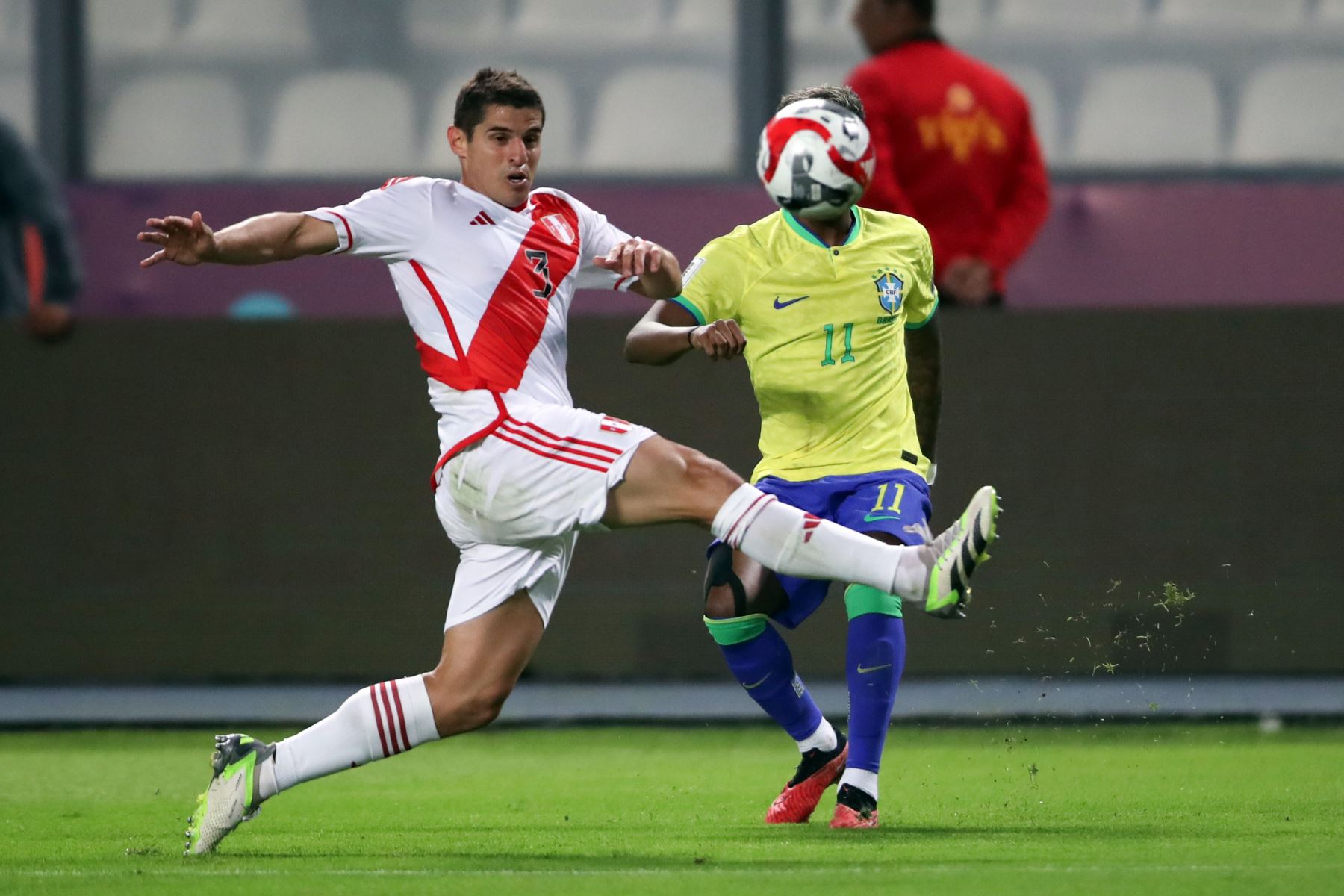 Aldo Corzo de Perú disputa el balón con Rodrygo de Brasil hoy, en un partido de las Eliminatorias Sudamericanas para la Copa Mundial de Fútbol 2026 entre Perú y Brasil, en el estadio Nacional en Lima (Perú). 
Foto: EFE