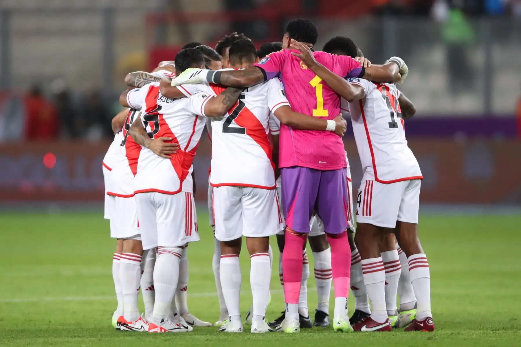 Jugadores de Perú se abrazan en un partido de las Eliminatorias Sudamericanas para la Copa Mundial de Fútbol 2026 entre Perú y Brasil hoy, en el estadio Nacional en Lima (Perú).
Foto: EFE