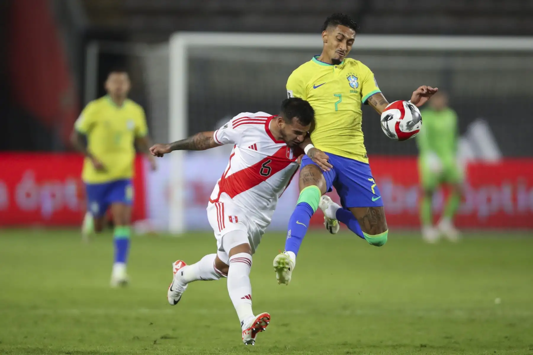 Miguel Trauco disputa el balón con Raphael de Brasil hoy, en un partido de las Eliminatorias Sudamericanas para la Copa Mundial de Fútbol 2026 entre Perú y Brasil, en el estadio Nacional en Lima (Perú)
Foto: EFE