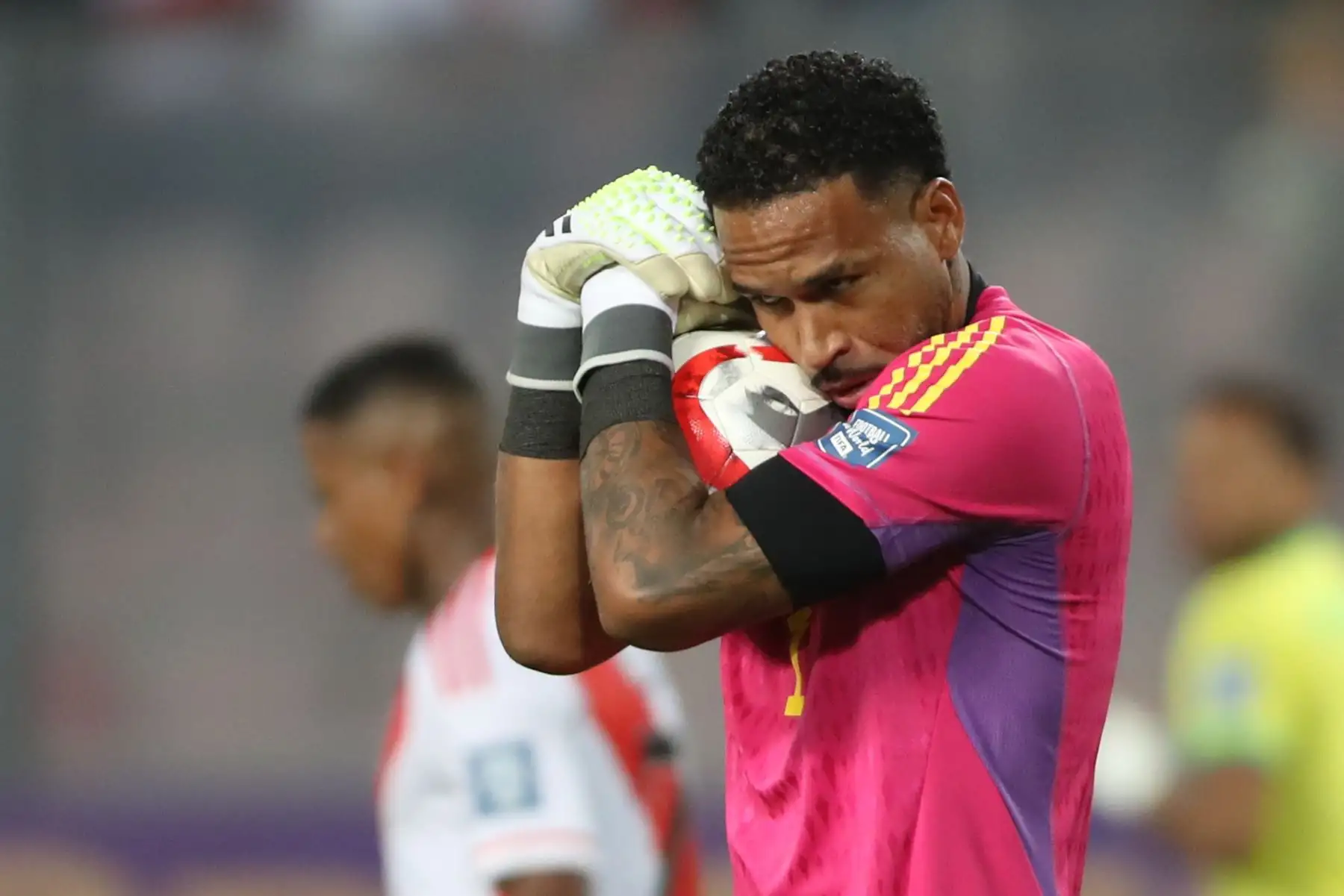 Pedro Gallese portero de Perú atrapa el balón hoy, en un partido de las Eliminatorias Sudamericanas para la Copa Mundial de Fútbol 2026 entre Perú y Brasil, en el estadio Nacional en Lima (Perú).
Foto: EFE