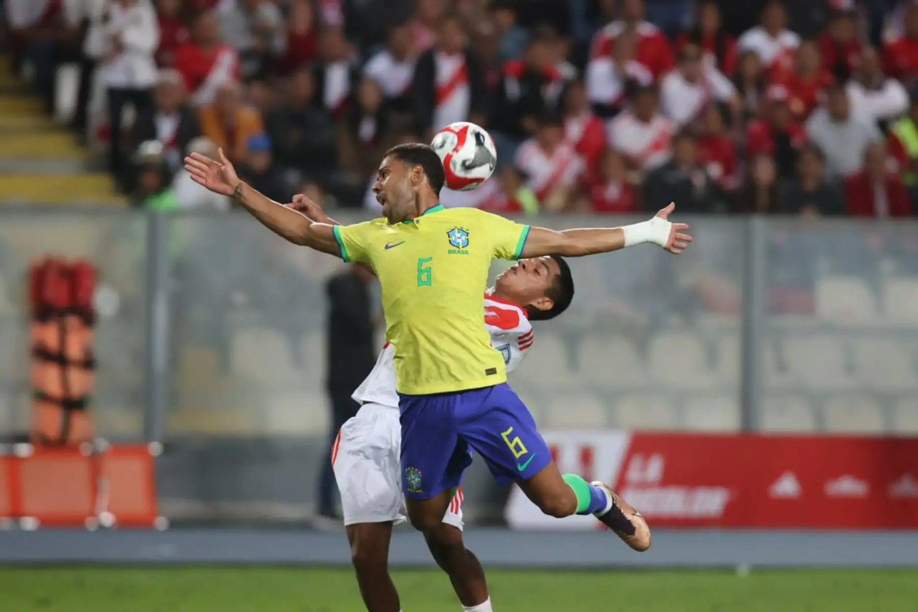 Con un gol de cabeza de Marquinhos en el minuto 44 del segundo tiempo, Brasil derrotó por 1-0 a la selección peruana en el estadio Nacional de Lima.
Foto: ANDINA/Juan Carlos Guzmán