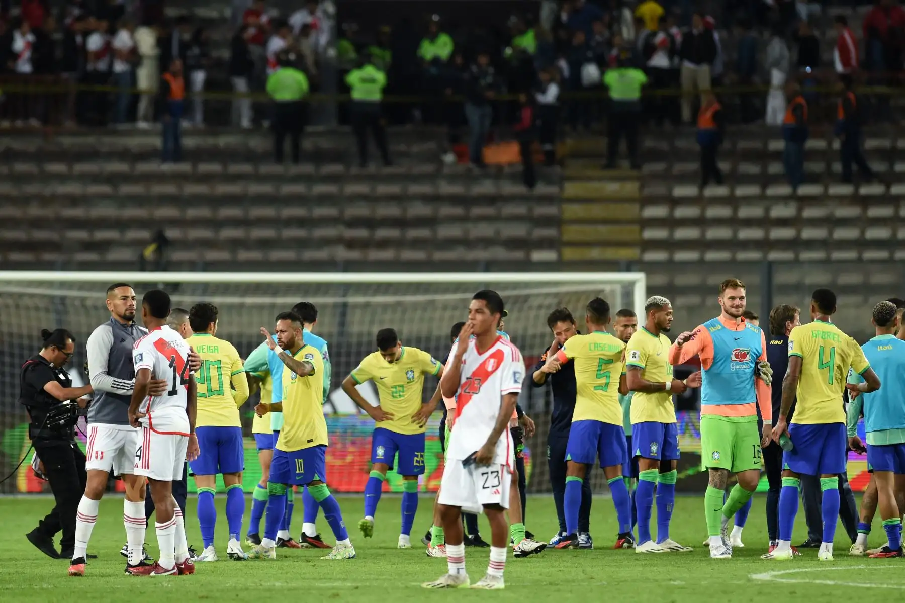 Los jugadores brasileños celebran la victoria al final del partido de fútbol de las eliminatorias sudamericanas para la Copa Mundial de la FIFA 2026 entre Perú y Brasil, en el estadio Nacional de Lima, el 12 de septiembre de 2023.
Foto: AFP