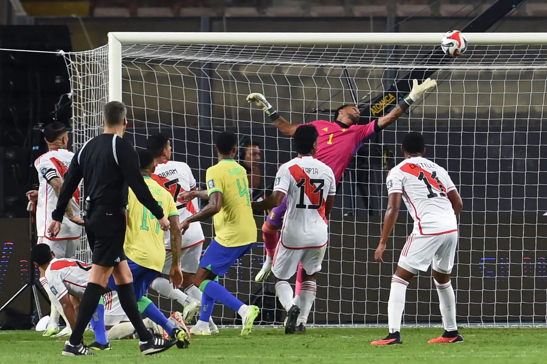 El portero peruano Pedro Gallese no logra detener un cabezazo del defensor brasileño Marquinhos durante el partido de fútbol de las eliminatorias sudamericanas para la Copa Mundial de la FIFA 2026 entre Perú y Brasil, en el estadio Nacional de Lima, el 12 de septiembre de 2023.
Foto: AFP