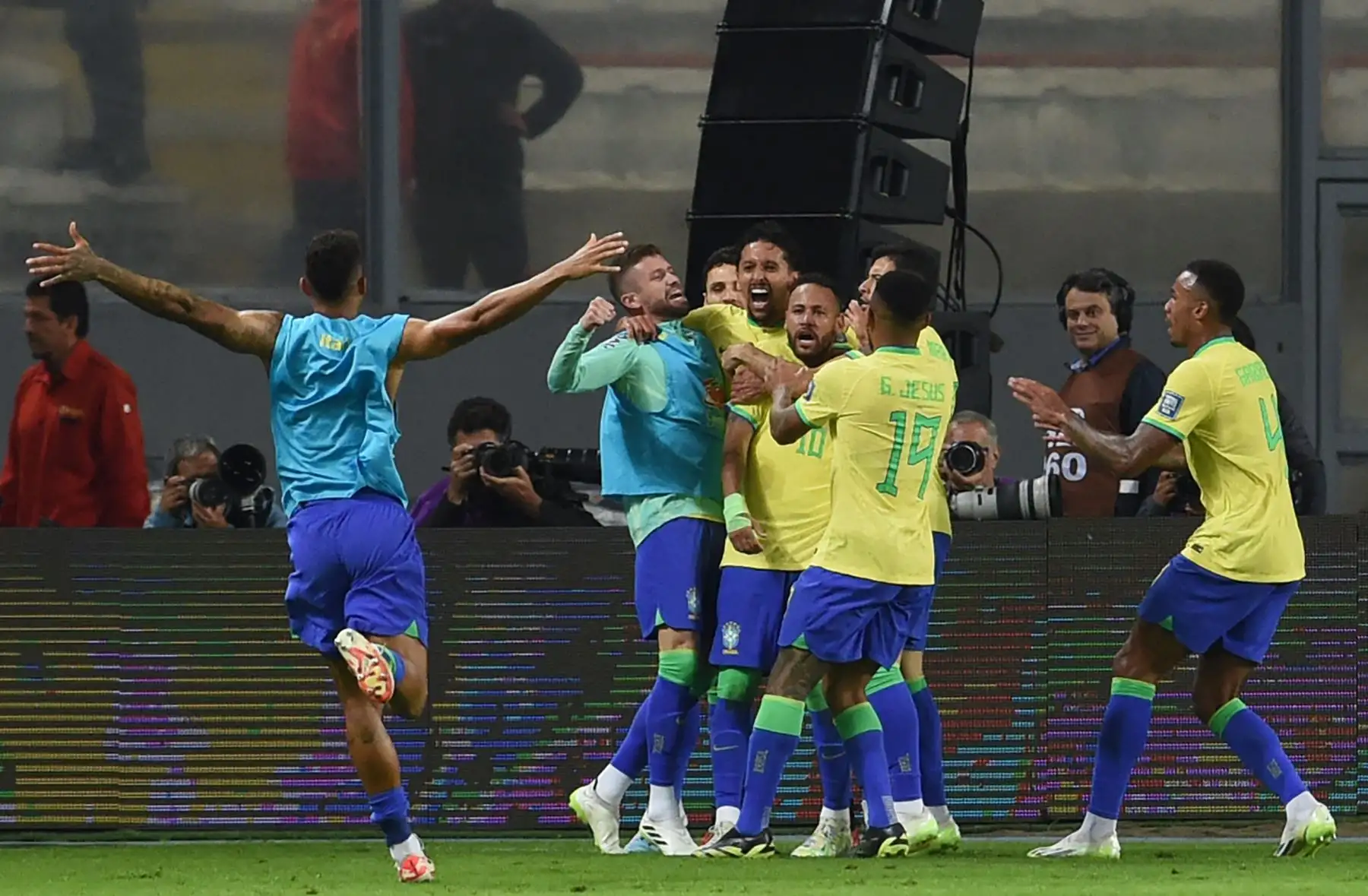 El defensor brasileño Marquinhos celebra con sus compañeros después de anotar un gol durante el partido de fútbol de las eliminatorias sudamericanas para la Copa Mundial de la FIFA 2026 entre Perú y Brasil, en el estadio Nacional de Lima, el 12 de septiembre de 2023.
Foto: AFP