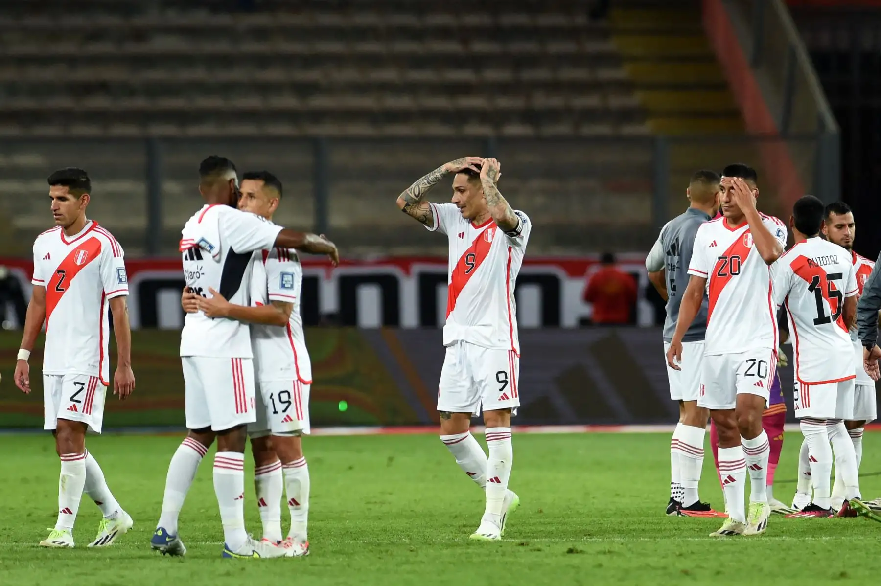 El delantero peruano Paolo Guerrero y sus compañeros reaccionan después de perder contra Brasil al final del partido de fútbol clasificatorio sudamericano para la Copa Mundial de la FIFA 2026 entre Perú y Brasil, en el estadio Nacional de Lima, el 12 de septiembre de 2023.
Foto: AFP