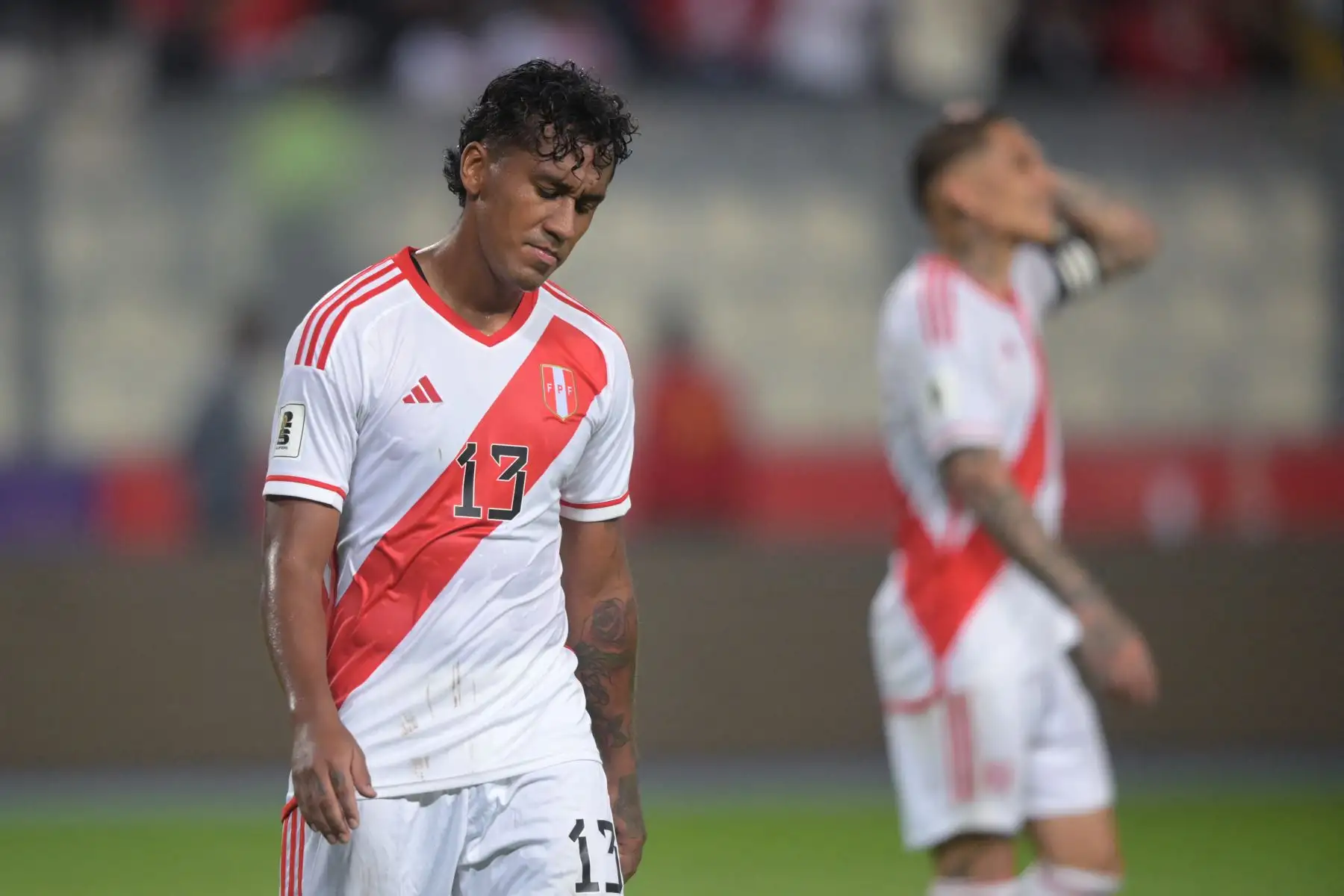 El mediocampista peruano Renato Tapia reacciona después de perder contra Brasil al final del partido de fútbol de las eliminatorias sudamericanas para la Copa Mundial de la FIFA 2026 entre Perú y Brasil, en el estadio Nacional de Lima, el 12 de septiembre de 2023.
Foto: AFP