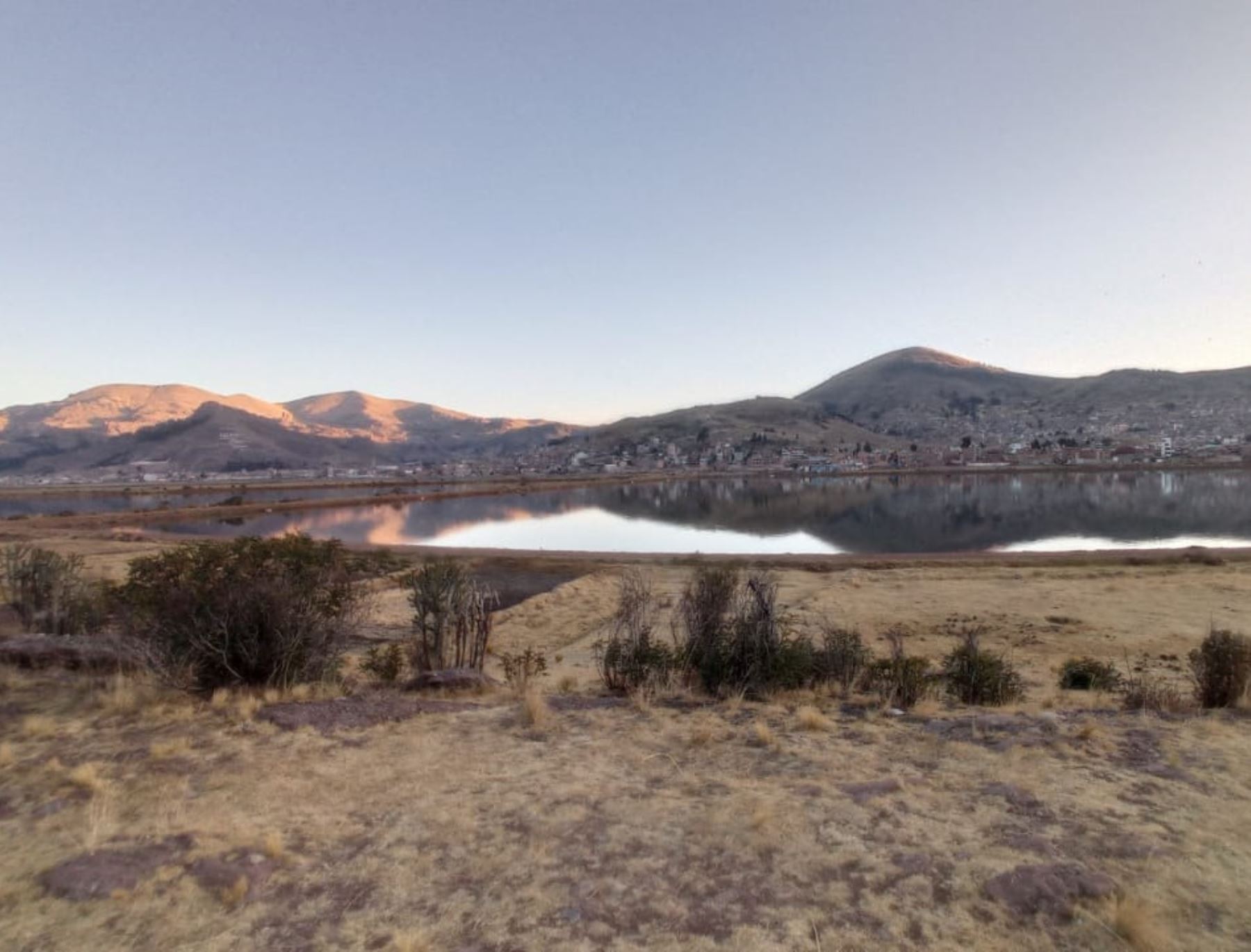 Alarma en Puno por el notorio descenso del nivel del agua del lago Titicaca debido a la ausencia de lluvias. En lo que va del año ha disminuido en 59 cm, informó el jefe del Senamhi Puno, Sixto Flores. Foto: Alberto Alejo.