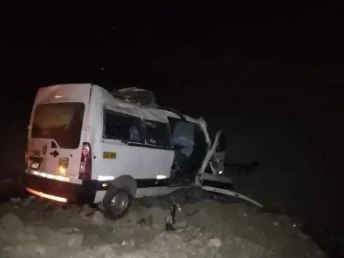 En el kilómetro 951 de la carretera Panamericana Sur se registró un accidente de tránsito entre una miniván y un volquete. El accidente se produjo en Arequipa. Foto: Cortesía Camaná GO/Facebook